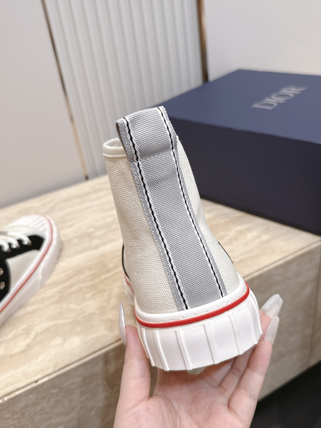 顶版 高帮 火爆情侣款 Dior 迪奥 26新款七夕限定系列 休闲鞋帆布鞋 本季单品来自七夕情人节系列,这款Hooper 顶版 高帮 火爆情侣款 Dior 迪奥 26新款七夕限定系列 休闲鞋帆布鞋 本季单品来自七夕情人节系列,这款Hooper
