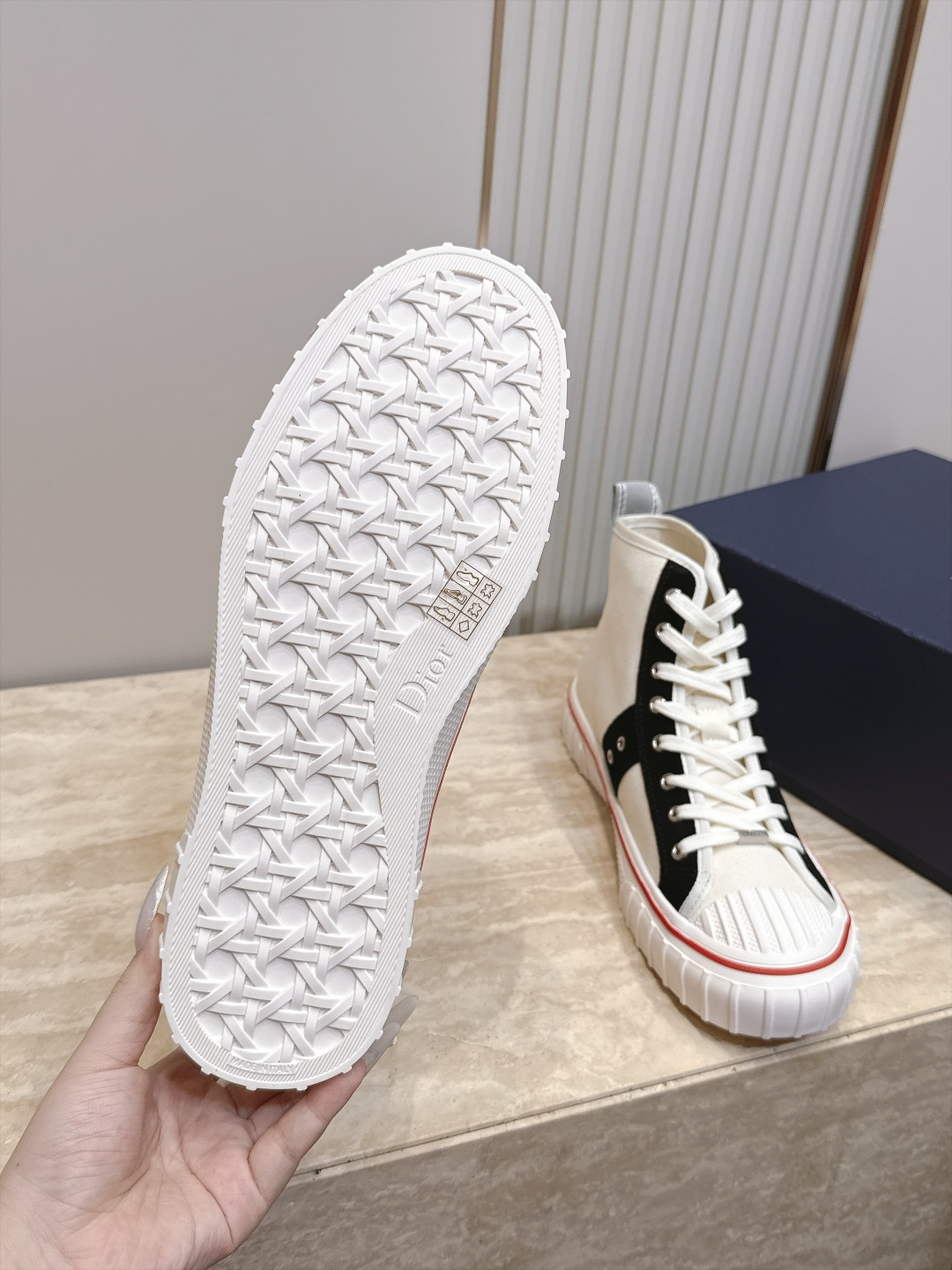 顶版 高帮 火爆情侣款 Dior 迪奥 26新款七夕限定系列 休闲鞋帆布鞋 本季单品来自七夕情人节系列,这款Hooper 顶版 高帮 火爆情侣款 Dior 迪奥 26新款七夕限定系列 休闲鞋帆布鞋 本季单品来自七夕情人节系列,这款Hooper