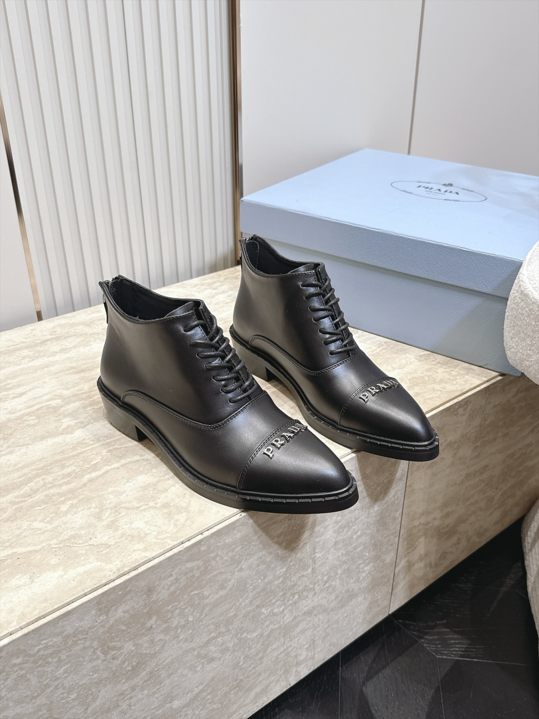 PRADA 普拉达 2026vs秋冬尖头绑带短靴 欧美尖头朋克风 帅气十足 极致调楦 整体线条流畅性保持跟原版一致 小粗