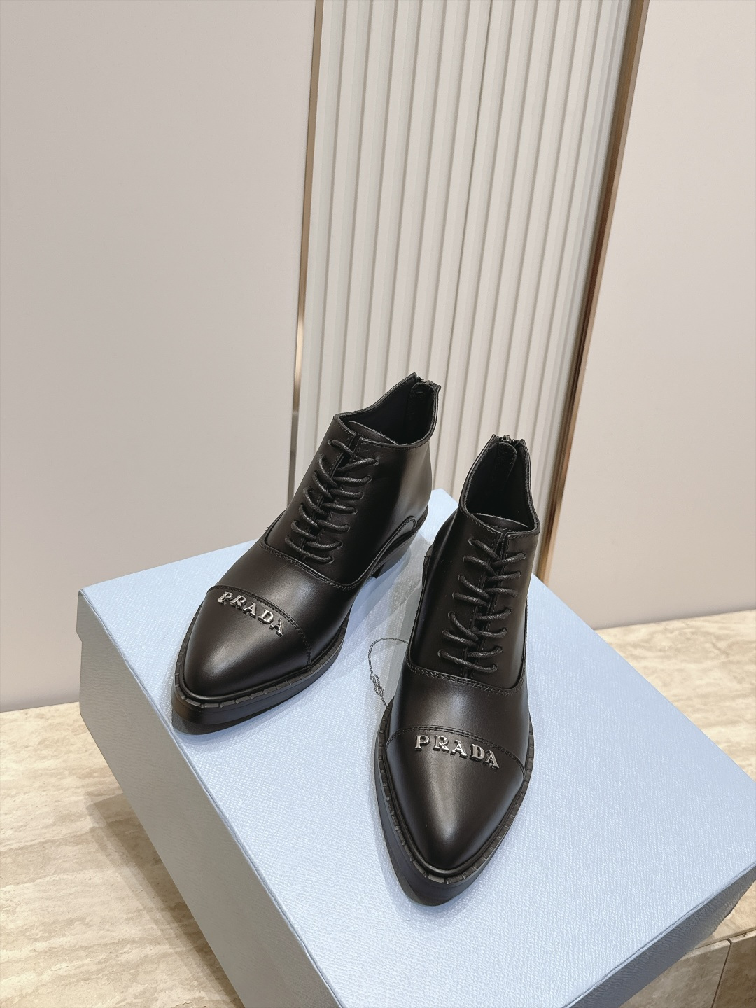 PRADA 普拉达 2026vs秋冬尖头绑带短靴 欧美尖头朋克风 帅气十足 极致调楦 整体线条流畅性保持跟原版一致 小粗 PRADA 普拉达 2026vs秋冬尖头绑带短靴 欧美尖头朋克风 帅气十足 极致调楦 整体线条流畅性保持跟原版一致 小粗