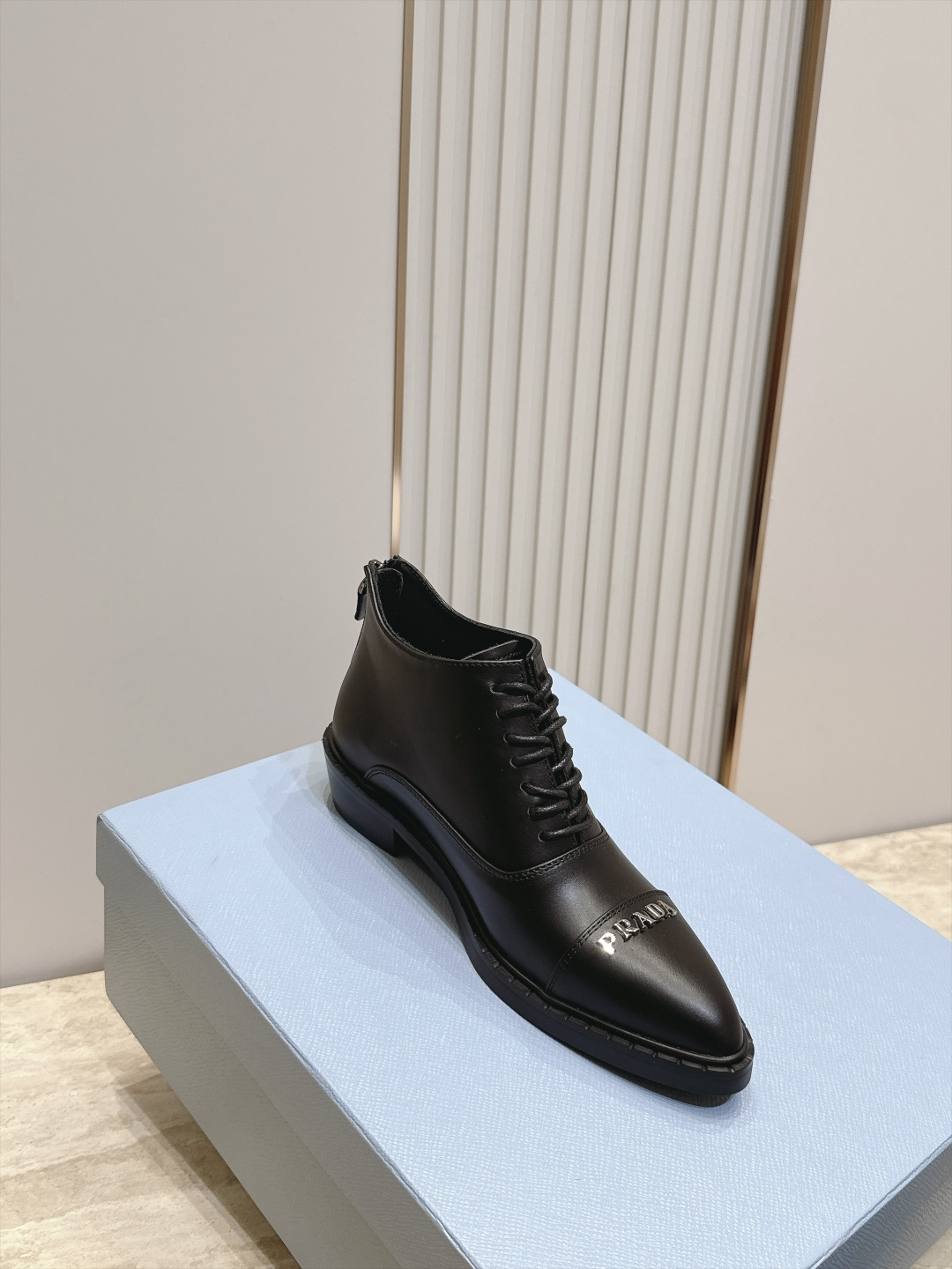 PRADA 普拉达 2026vs秋冬尖头绑带短靴 欧美尖头朋克风 帅气十足 极致调楦 整体线条流畅性保持跟原版一致 小粗 PRADA 普拉达 2026vs秋冬尖头绑带短靴 欧美尖头朋克风 帅气十足 极致调楦 整体线条流畅性保持跟原版一致 小粗