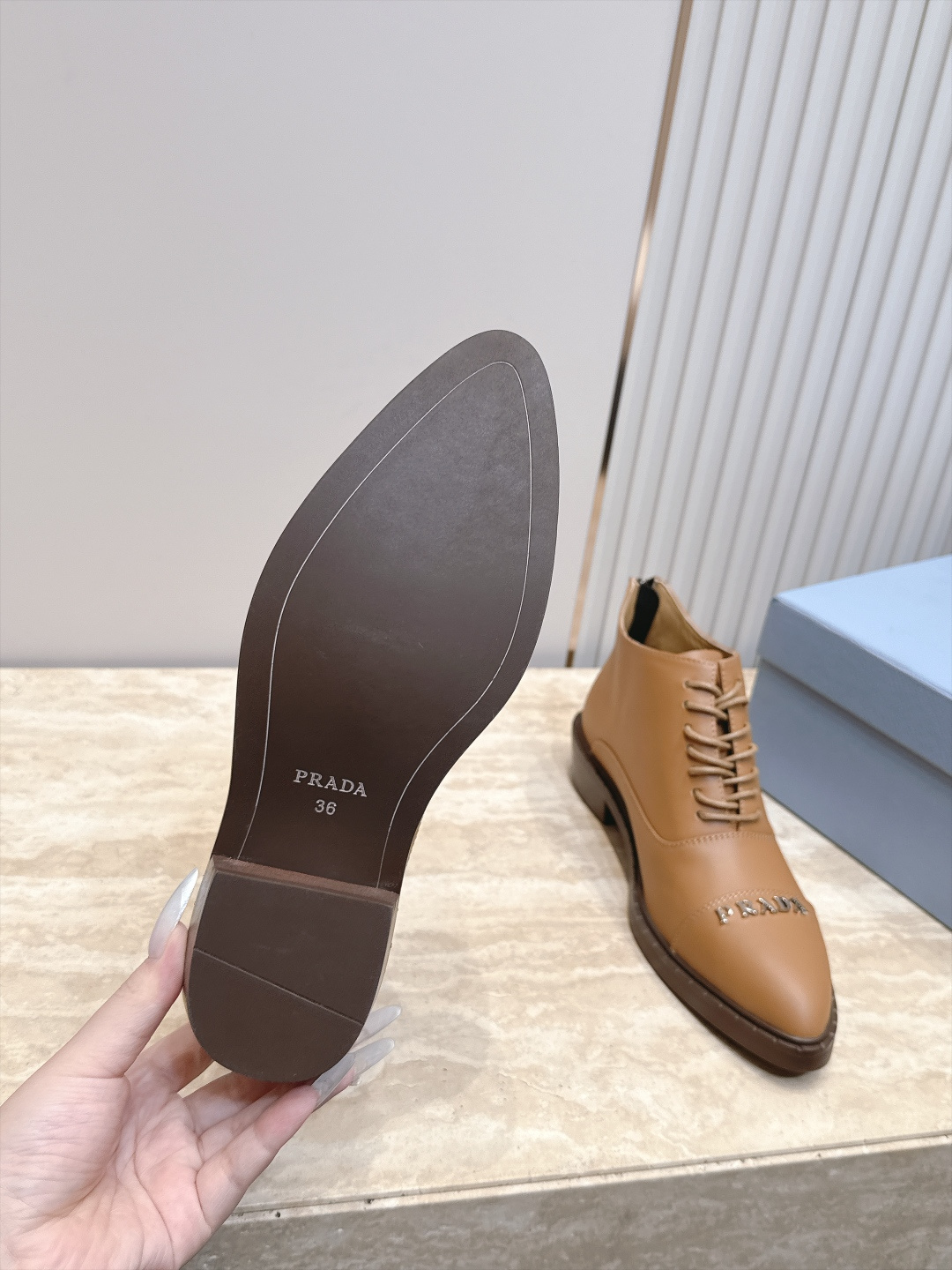 PRADA 普拉达 2026vs秋冬尖头绑带短靴 欧美尖头朋克风 帅气十足 极致调楦 整体线条流畅性保持跟原版一致 小粗 PRADA 普拉达 2026vs秋冬尖头绑带短靴 欧美尖头朋克风 帅气十足 极致调楦 整体线条流畅性保持跟原版一致 小粗