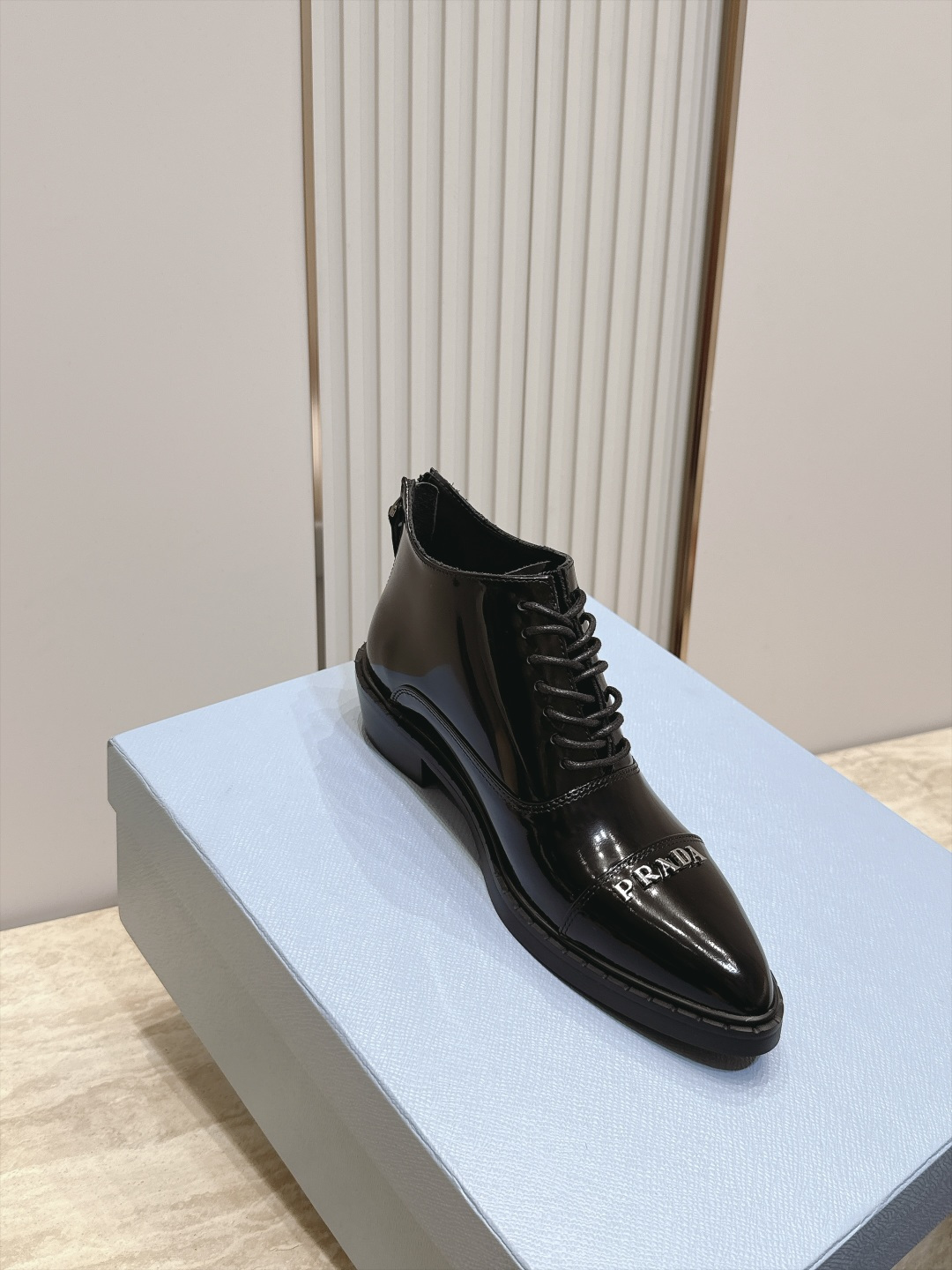 PRADA 普拉达 2026vs秋冬尖头绑带短靴 欧美尖头朋克风 帅气十足 极致调楦 整体线条流畅性保持跟原版一致 小粗 PRADA 普拉达 2026vs秋冬尖头绑带短靴 欧美尖头朋克风 帅气十足 极致调楦 整体线条流畅性保持跟原版一致 小粗