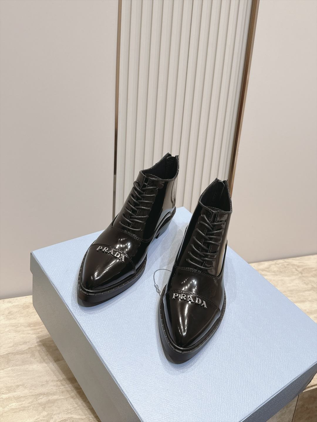 PRADA 普拉达 2026vs秋冬尖头绑带短靴 欧美尖头朋克风 帅气十足 极致调楦 整体线条流畅性保持跟原版一致 小粗 PRADA 普拉达 2026vs秋冬尖头绑带短靴 欧美尖头朋克风 帅气十足 极致调楦 整体线条流畅性保持跟原版一致 小粗