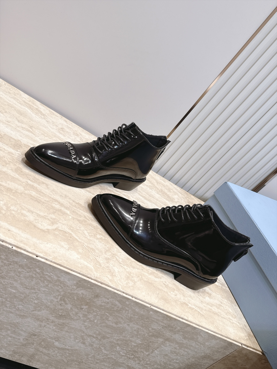 PRADA 普拉达 2026vs秋冬尖头绑带短靴 欧美尖头朋克风 帅气十足 极致调楦 整体线条流畅性保持跟原版一致 小粗 PRADA 普拉达 2026vs秋冬尖头绑带短靴 欧美尖头朋克风 帅气十足 极致调楦 整体线条流畅性保持跟原版一致 小粗