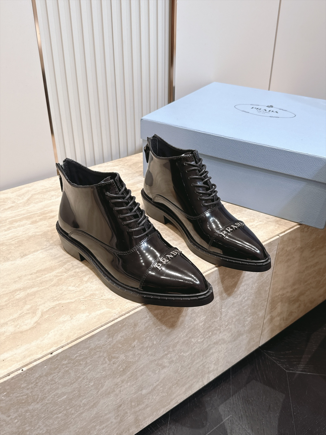 PRADA 普拉达 2026vs秋冬尖头绑带短靴 欧美尖头朋克风 帅气十足 极致调楦 整体线条流畅性保持跟原版一致 小粗