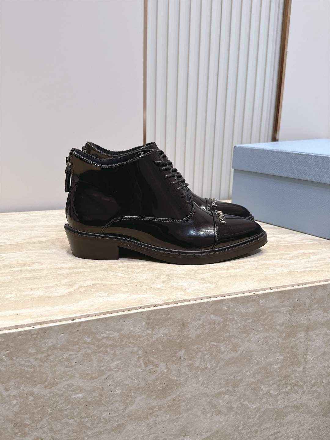 PRADA 普拉达 2026vs秋冬尖头绑带短靴 欧美尖头朋克风 帅气十足 极致调楦 整体线条流畅性保持跟原版一致 小粗 PRADA 普拉达 2026vs秋冬尖头绑带短靴 欧美尖头朋克风 帅气十足 极致调楦 整体线条流畅性保持跟原版一致 小粗