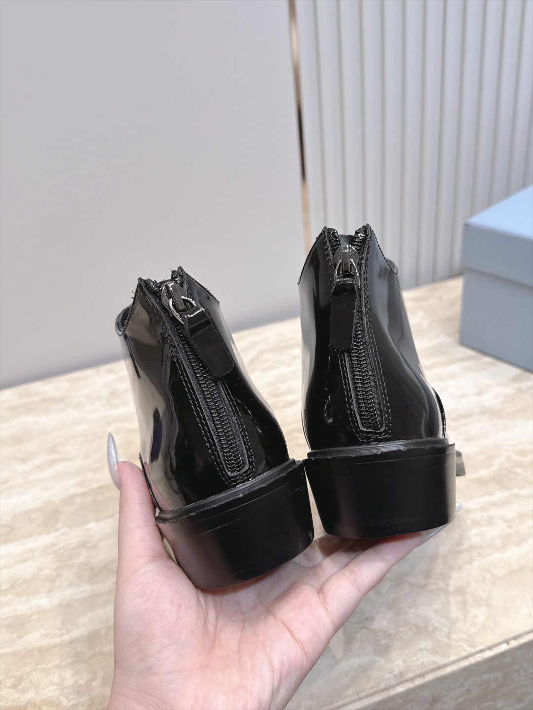 PRADA 普拉达 2026vs秋冬尖头绑带短靴 欧美尖头朋克风 帅气十足 极致调楦 整体线条流畅性保持跟原版一致 小粗 PRADA 普拉达 2026vs秋冬尖头绑带短靴 欧美尖头朋克风 帅气十足 极致调楦 整体线条流畅性保持跟原版一致 小粗