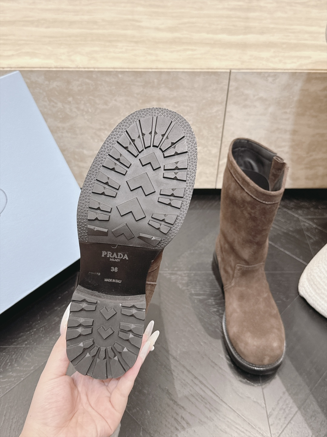 普拉达 PRADA 新款战靴 一脚蹬短靴马丁靴 工装靴 冬季时尚 全牛皮面 靴型超显腿长,不管是配拖地牛仔裤走随性松 普拉达 PRADA 新款战靴 一脚蹬短靴马丁靴 工装靴 冬季时尚 全牛皮面 靴型超显腿长,不管是配拖地牛仔裤走随性松