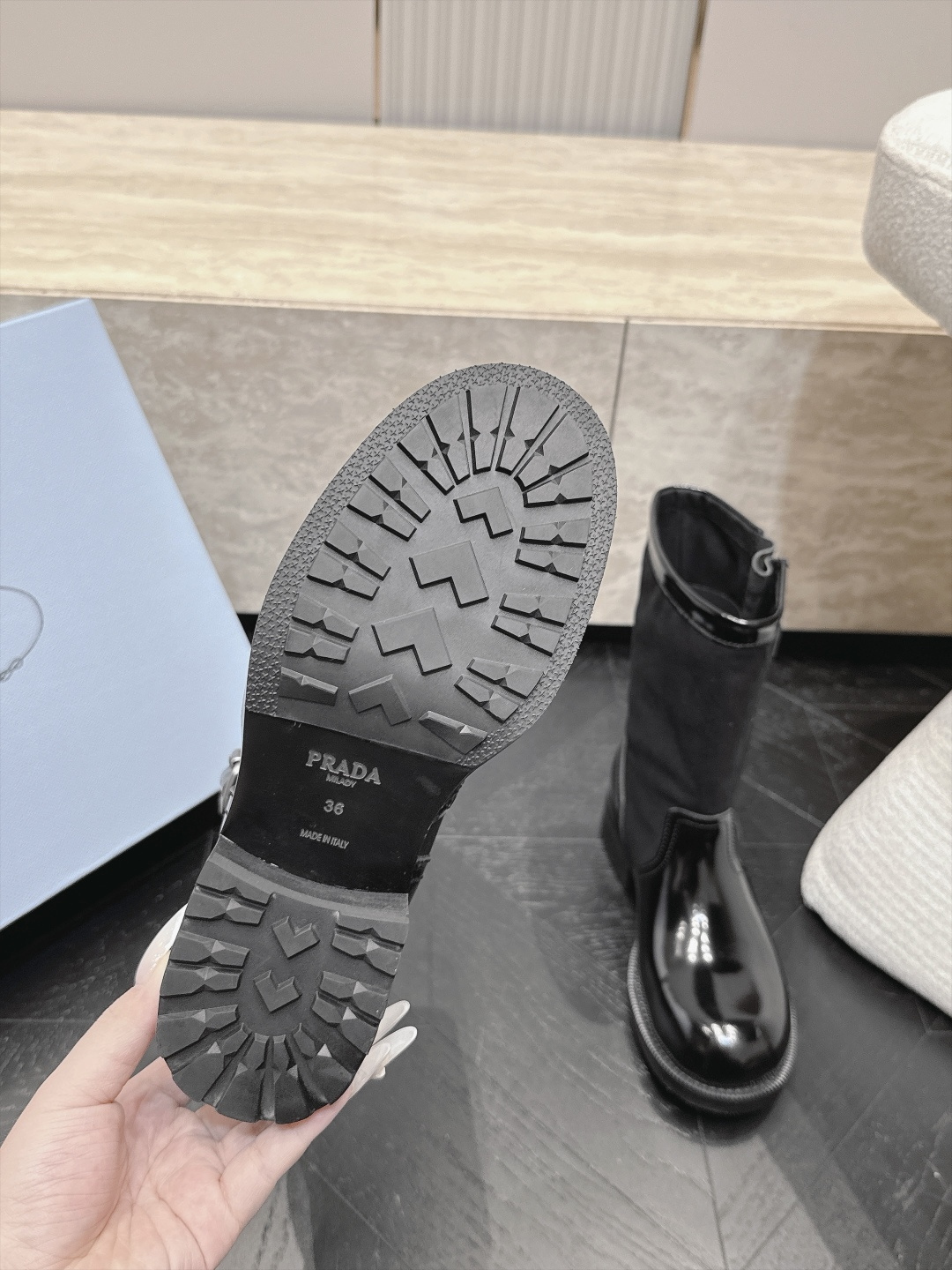 拼皮款 普拉达 PRADA 新款战靴 一脚蹬短靴马丁靴 工装靴 冬季时尚 牛皮拼布面 靴型超显腿长,不管是配拖地牛 拼皮款 普拉达 PRADA 新款战靴 一脚蹬短靴马丁靴 工装靴 冬季时尚 牛皮拼布面 靴型超显腿长,不管是配拖地牛
