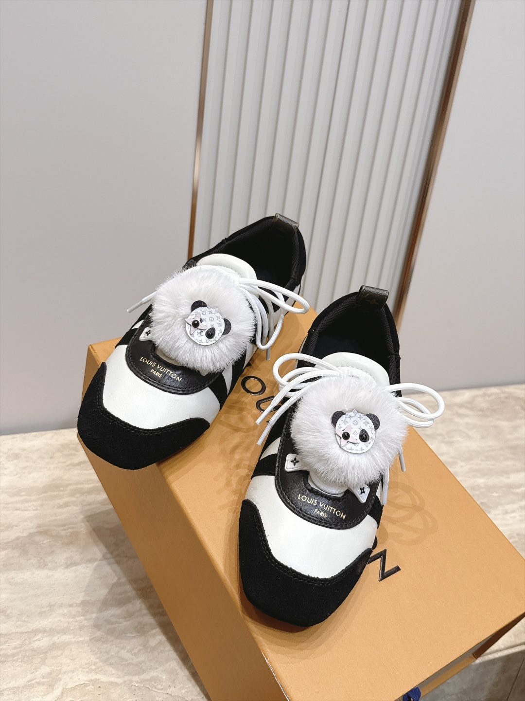 顶级版本: LV路易威登 L家 驴牌 最新Sneakerina系列 黑白 熊猫配色 玛丽珍 芭蕾运动鞋 德训鞋 休闲 顶级版本: LV路易威登 L家 驴牌 最新Sneakerina系列 黑白 熊猫配色 玛丽珍 芭蕾运动鞋 德训鞋 休闲