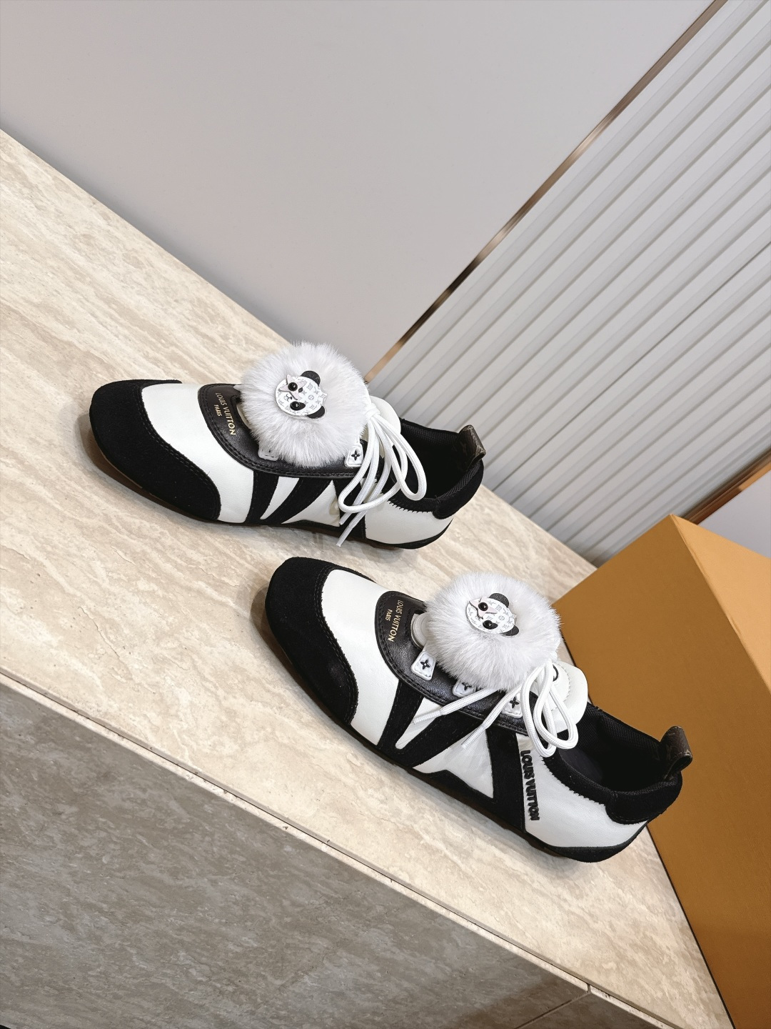 顶级版本: LV路易威登 L家 驴牌 最新Sneakerina系列 黑白 熊猫配色 玛丽珍 芭蕾运动鞋 德训鞋 休闲 顶级版本: LV路易威登 L家 驴牌 最新Sneakerina系列 黑白 熊猫配色 玛丽珍 芭蕾运动鞋 德训鞋 休闲