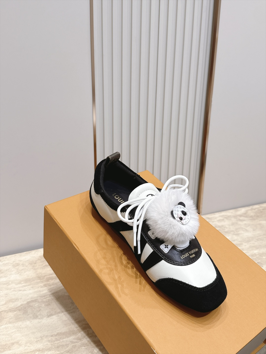 顶级版本: LV路易威登 L家 驴牌 最新Sneakerina系列 黑白 熊猫配色 玛丽珍 芭蕾运动鞋 德训鞋 休闲 顶级版本: LV路易威登 L家 驴牌 最新Sneakerina系列 黑白 熊猫配色 玛丽珍 芭蕾运动鞋 德训鞋 休闲