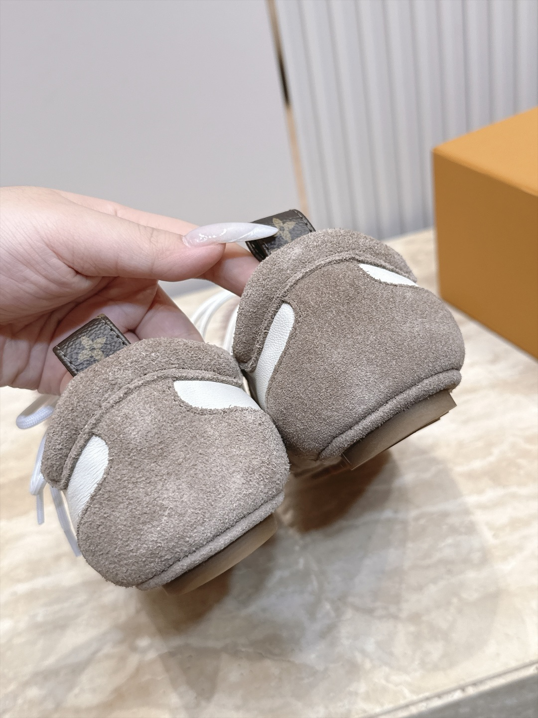 顶级版本： LV路易威登 L家 驴牌 最新Sneakerina系列 黑白 熊猫配色  玛丽珍 芭蕾运动鞋 德训鞋 休闲 