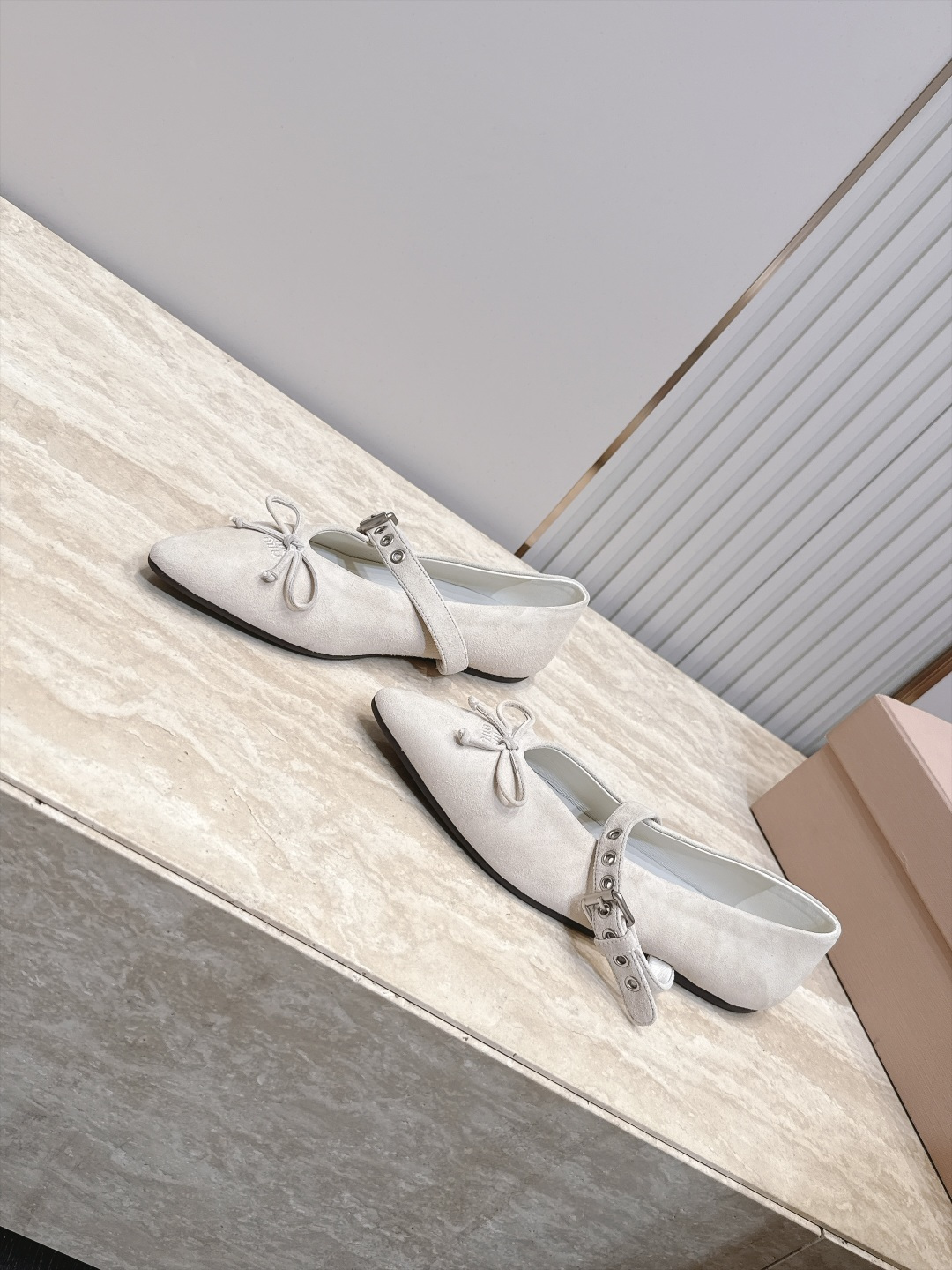 MiuMiu/缪缪 2026ss秋冬新款尖头玛丽珍平底鞋单鞋 非常低调的一款单鞋 乖巧减龄 上脚显腿又高级 舒适度也做到 MiuMiu/缪缪 2026ss秋冬新款尖头玛丽珍平底鞋单鞋 非常低调的一款单鞋 乖巧减龄 上脚显腿又高级 舒适度也做到