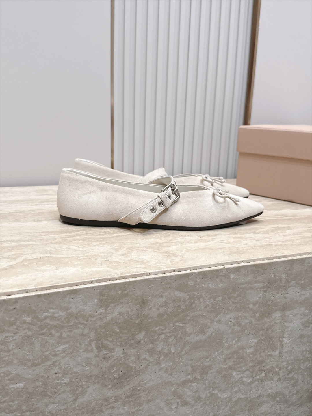 MiuMiu/缪缪 2026ss秋冬新款尖头玛丽珍平底鞋单鞋 非常低调的一款单鞋 乖巧减龄 上脚显腿又高级 舒适度也做到 MiuMiu/缪缪 2026ss秋冬新款尖头玛丽珍平底鞋单鞋 非常低调的一款单鞋 乖巧减龄 上脚显腿又高级 舒适度也做到
