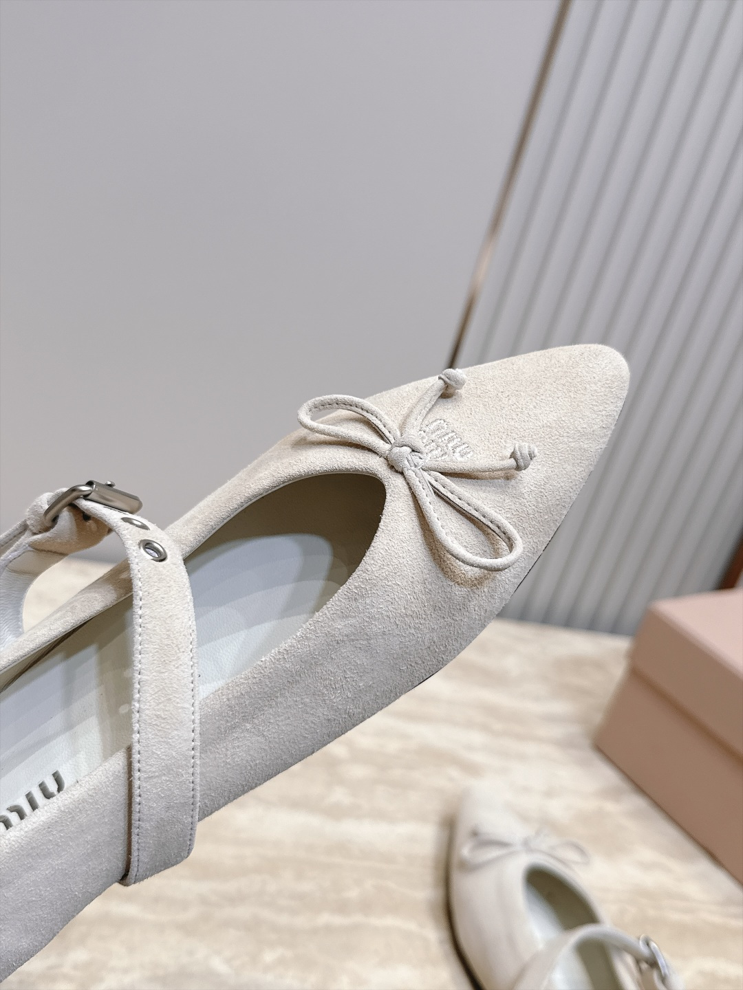 MiuMiu/缪缪 2026ss秋冬新款尖头玛丽珍平底鞋单鞋 非常低调的一款单鞋 乖巧减龄 上脚显腿又高级 舒适度也做到 MiuMiu/缪缪 2026ss秋冬新款尖头玛丽珍平底鞋单鞋 非常低调的一款单鞋 乖巧减龄 上脚显腿又高级 舒适度也做到