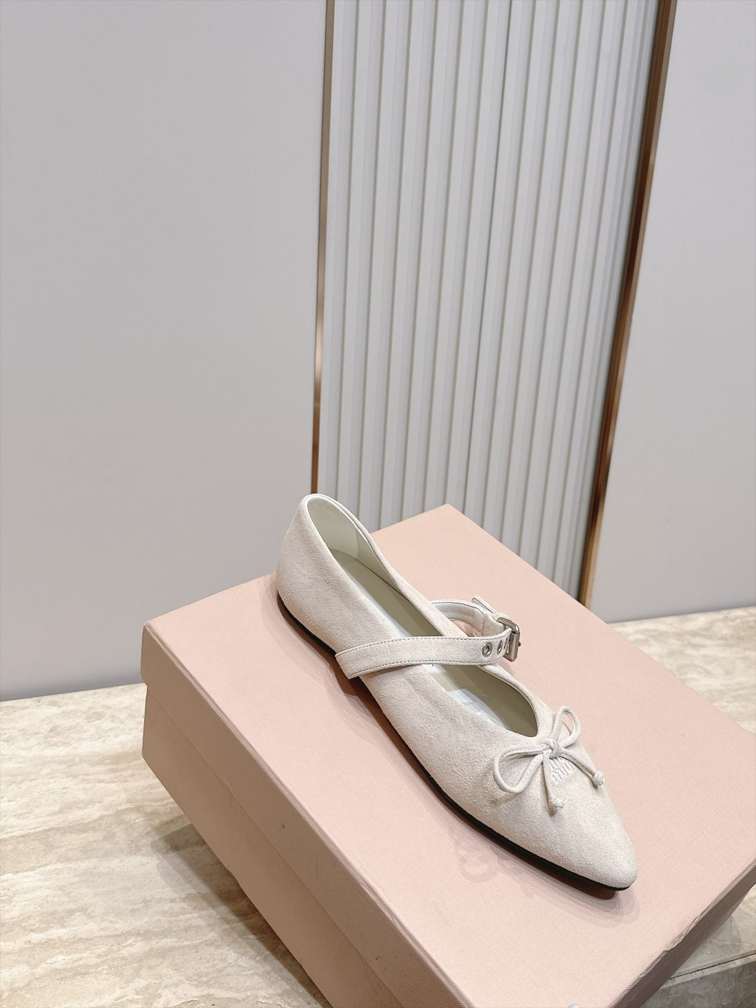 MiuMiu/缪缪 2026ss秋冬新款尖头玛丽珍平底鞋单鞋 非常低调的一款单鞋 乖巧减龄 上脚显腿又高级 舒适度也做到 MiuMiu/缪缪 2026ss秋冬新款尖头玛丽珍平底鞋单鞋 非常低调的一款单鞋 乖巧减龄 上脚显腿又高级 舒适度也做到
