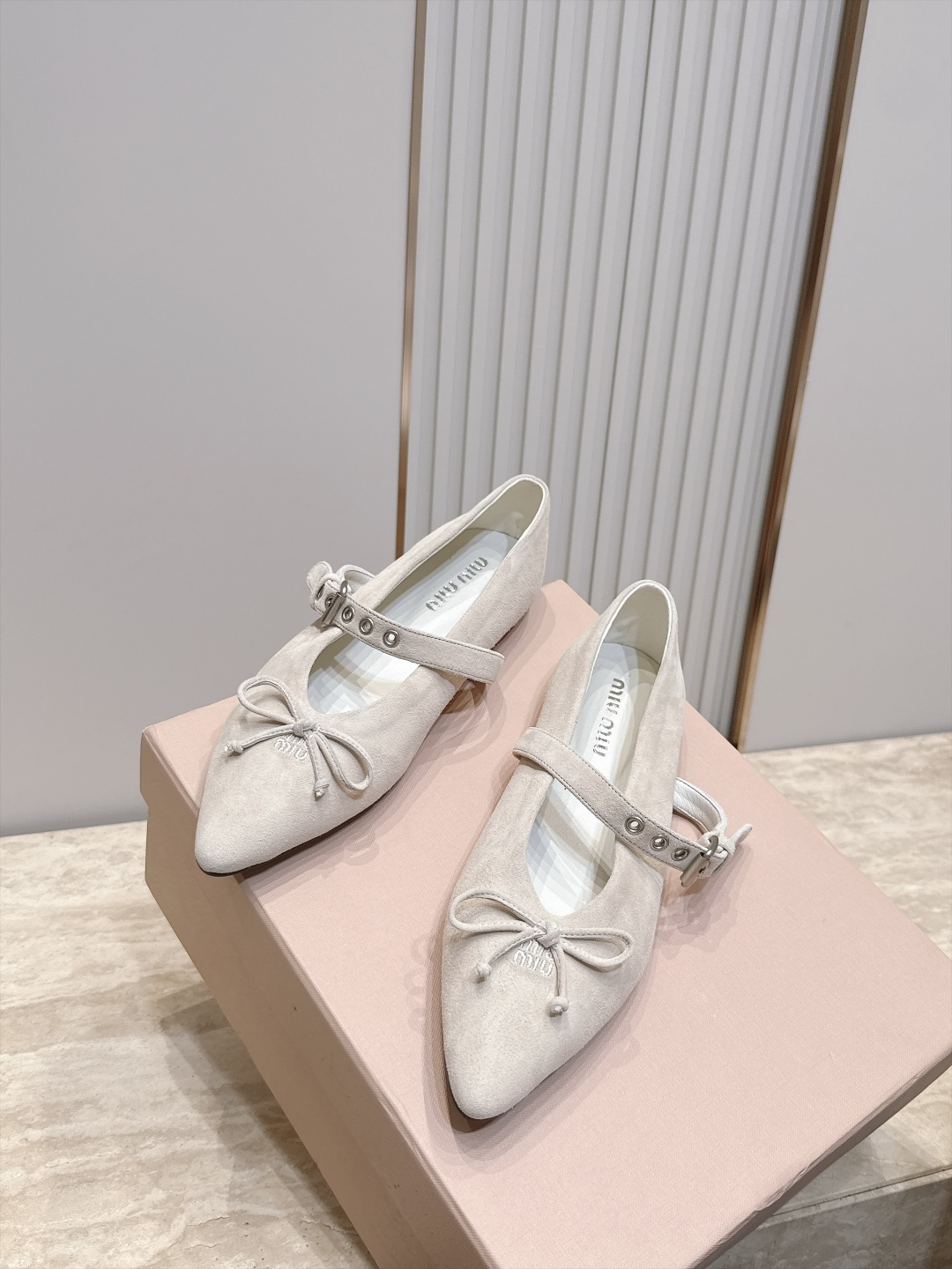 MiuMiu/缪缪 2026ss秋冬新款尖头玛丽珍平底鞋单鞋 非常低调的一款单鞋 乖巧减龄 上脚显腿又高级 舒适度也做到 MiuMiu/缪缪 2026ss秋冬新款尖头玛丽珍平底鞋单鞋 非常低调的一款单鞋 乖巧减龄 上脚显腿又高级 舒适度也做到