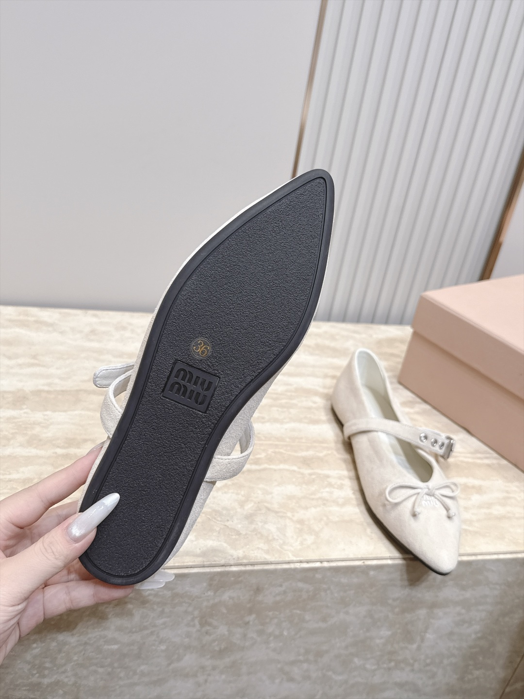 MiuMiu/缪缪 2026ss秋冬新款尖头玛丽珍平底鞋单鞋 非常低调的一款单鞋 乖巧减龄 上脚显腿又高级 舒适度也做到 MiuMiu/缪缪 2026ss秋冬新款尖头玛丽珍平底鞋单鞋 非常低调的一款单鞋 乖巧减龄 上脚显腿又高级 舒适度也做到