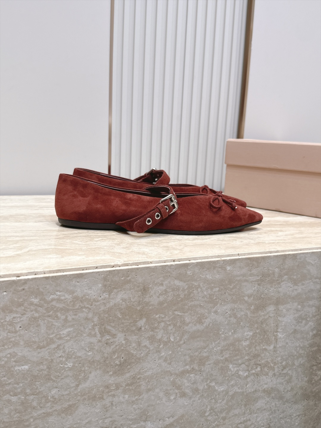 MiuMiu/缪缪 2026ss秋冬新款尖头玛丽珍平底鞋单鞋 非常低调的一款单鞋 乖巧减龄 上脚显腿又高级 舒适度也做到 MiuMiu/缪缪 2026ss秋冬新款尖头玛丽珍平底鞋单鞋 非常低调的一款单鞋 乖巧减龄 上脚显腿又高级 舒适度也做到