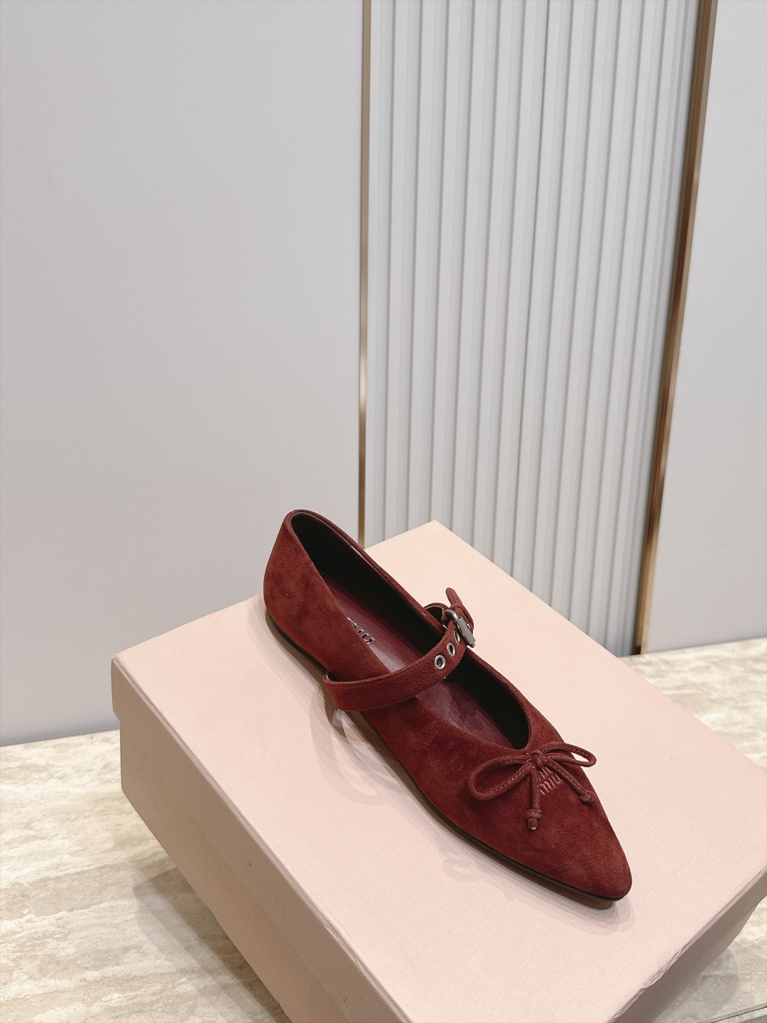 MiuMiu/缪缪 2026ss秋冬新款尖头玛丽珍平底鞋单鞋 非常低调的一款单鞋 乖巧减龄 上脚显腿又高级 舒适度也做到 MiuMiu/缪缪 2026ss秋冬新款尖头玛丽珍平底鞋单鞋 非常低调的一款单鞋 乖巧减龄 上脚显腿又高级 舒适度也做到