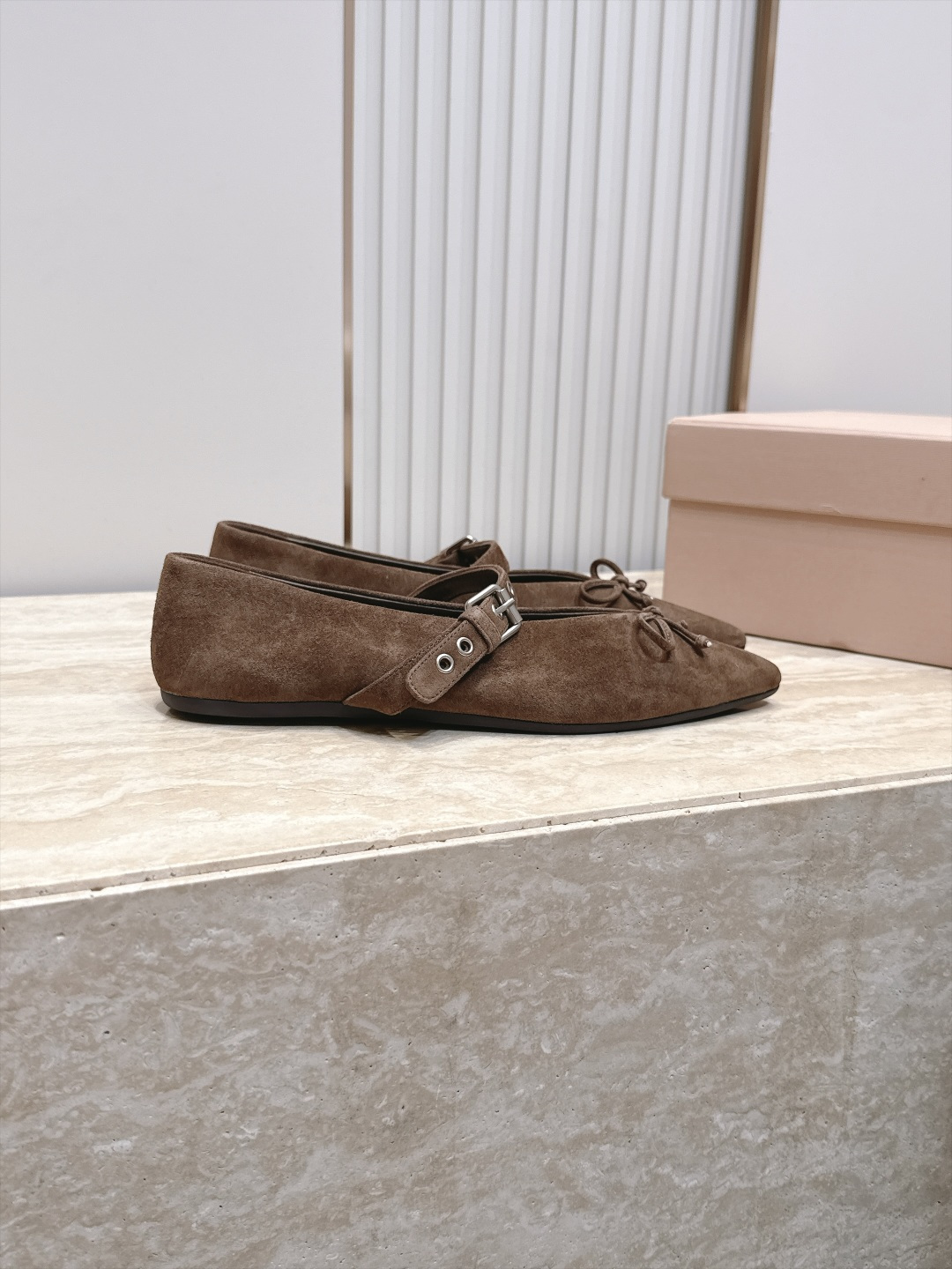 MiuMiu/缪缪 2026ss秋冬新款尖头玛丽珍平底鞋单鞋 非常低调的一款单鞋 乖巧减龄 上脚显腿又高级 舒适度也做到 MiuMiu/缪缪 2026ss秋冬新款尖头玛丽珍平底鞋单鞋 非常低调的一款单鞋 乖巧减龄 上脚显腿又高级 舒适度也做到