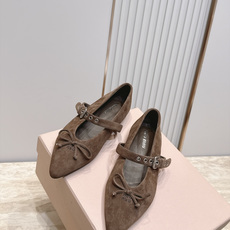 MiuMiu/缪缪 2026ss秋冬新款尖头玛丽珍平底鞋单鞋 非常低调的一款单鞋 乖巧减龄 上脚显腿又高级 舒适度也做到 MiuMiu/缪缪 2026ss秋冬新款尖头玛丽珍平底鞋单鞋 非常低调的一款单鞋 乖巧减龄 上脚显腿又高级 舒适度也做到