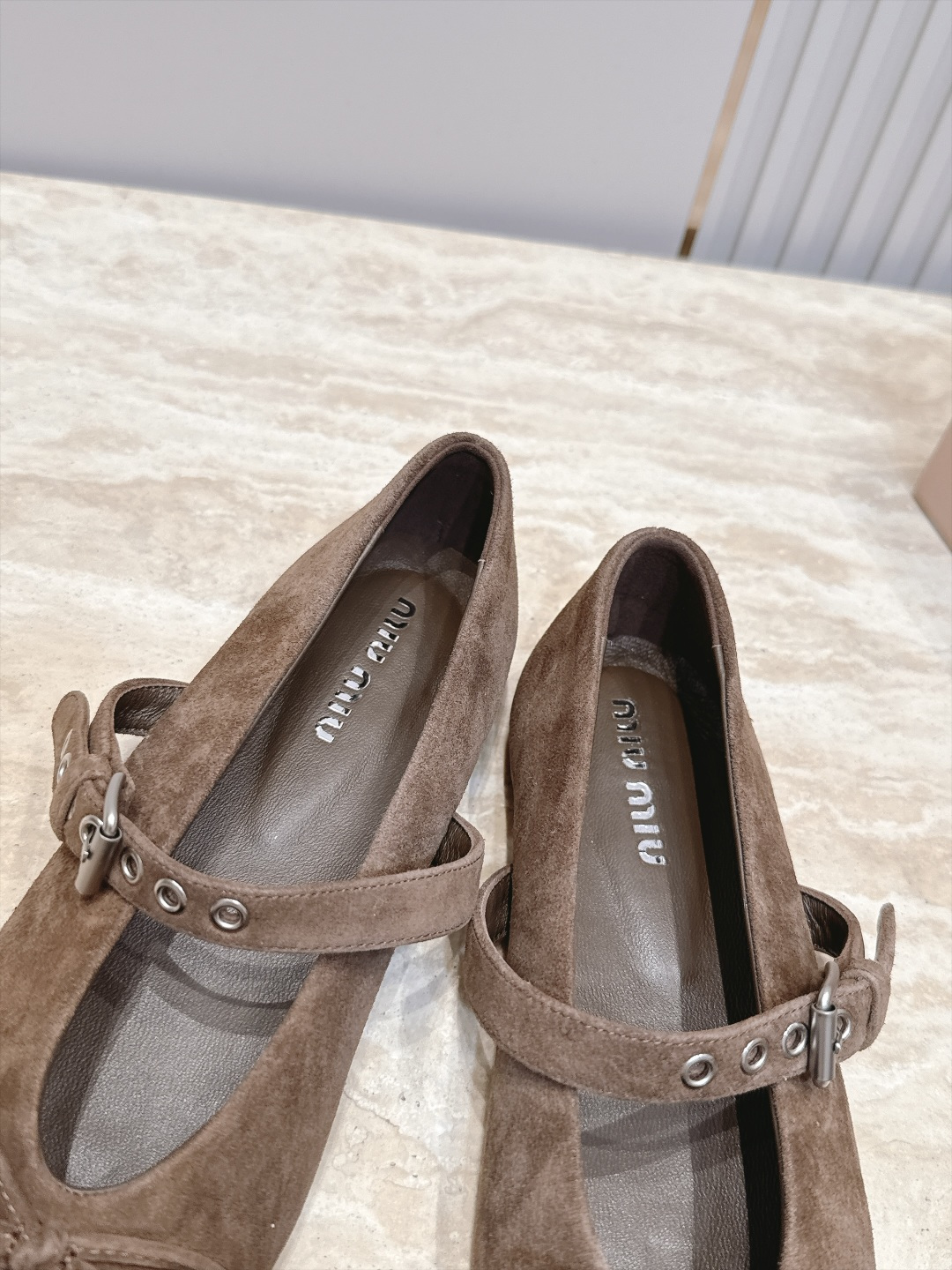 MiuMiu/缪缪 2026ss秋冬新款尖头玛丽珍平底鞋单鞋 非常低调的一款单鞋 乖巧减龄 上脚显腿又高级 舒适度也做到 MiuMiu/缪缪 2026ss秋冬新款尖头玛丽珍平底鞋单鞋 非常低调的一款单鞋 乖巧减龄 上脚显腿又高级 舒适度也做到