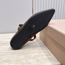 MiuMiu/缪缪 2026ss秋冬新款尖头玛丽珍平底鞋单鞋 非常低调的一款单鞋 乖巧减龄 上脚显腿又高级 舒适度也做到 MiuMiu/缪缪 2026ss秋冬新款尖头玛丽珍平底鞋单鞋 非常低调的一款单鞋 乖巧减龄 上脚显腿又高级 舒适度也做到