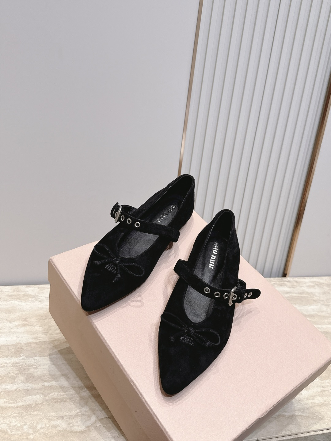 MiuMiu/缪缪 2026ss秋冬新款尖头玛丽珍平底鞋单鞋 非常低调的一款单鞋 乖巧减龄 上脚显腿又高级 舒适度也做到 MiuMiu/缪缪 2026ss秋冬新款尖头玛丽珍平底鞋单鞋 非常低调的一款单鞋 乖巧减龄 上脚显腿又高级 舒适度也做到