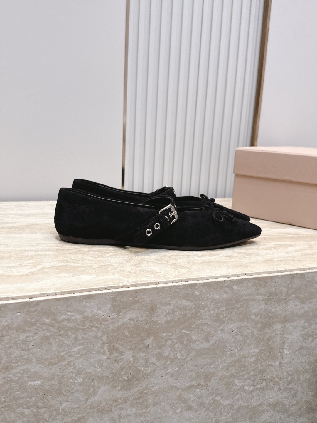 MiuMiu/缪缪 2026ss秋冬新款尖头玛丽珍平底鞋单鞋 非常低调的一款单鞋 乖巧减龄 上脚显腿又高级 舒适度也做到 MiuMiu/缪缪 2026ss秋冬新款尖头玛丽珍平底鞋单鞋 非常低调的一款单鞋 乖巧减龄 上脚显腿又高级 舒适度也做到