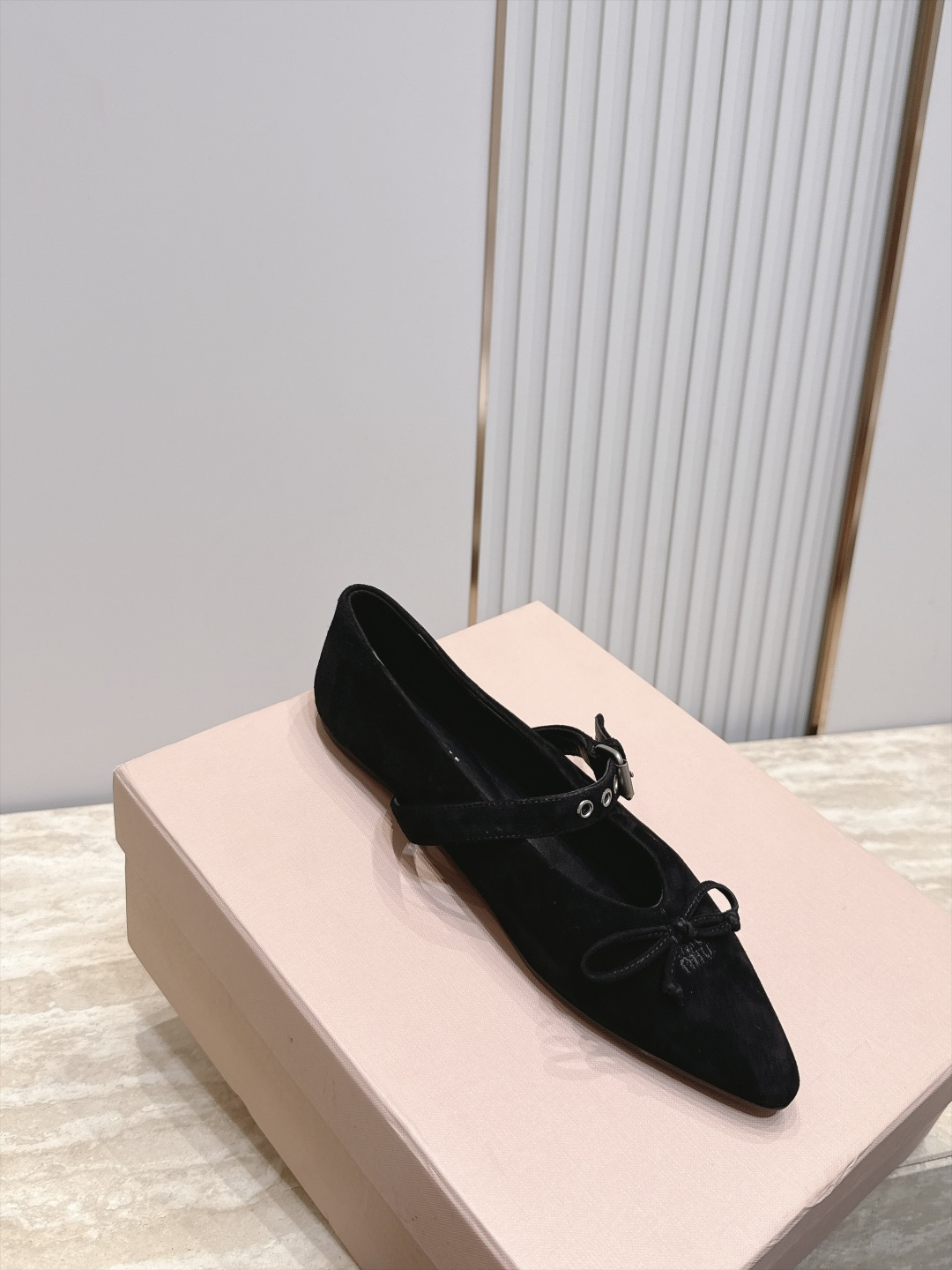 MiuMiu/缪缪 2026ss秋冬新款尖头玛丽珍平底鞋单鞋 非常低调的一款单鞋 乖巧减龄 上脚显腿又高级 舒适度也做到 MiuMiu/缪缪 2026ss秋冬新款尖头玛丽珍平底鞋单鞋 非常低调的一款单鞋 乖巧减龄 上脚显腿又高级 舒适度也做到