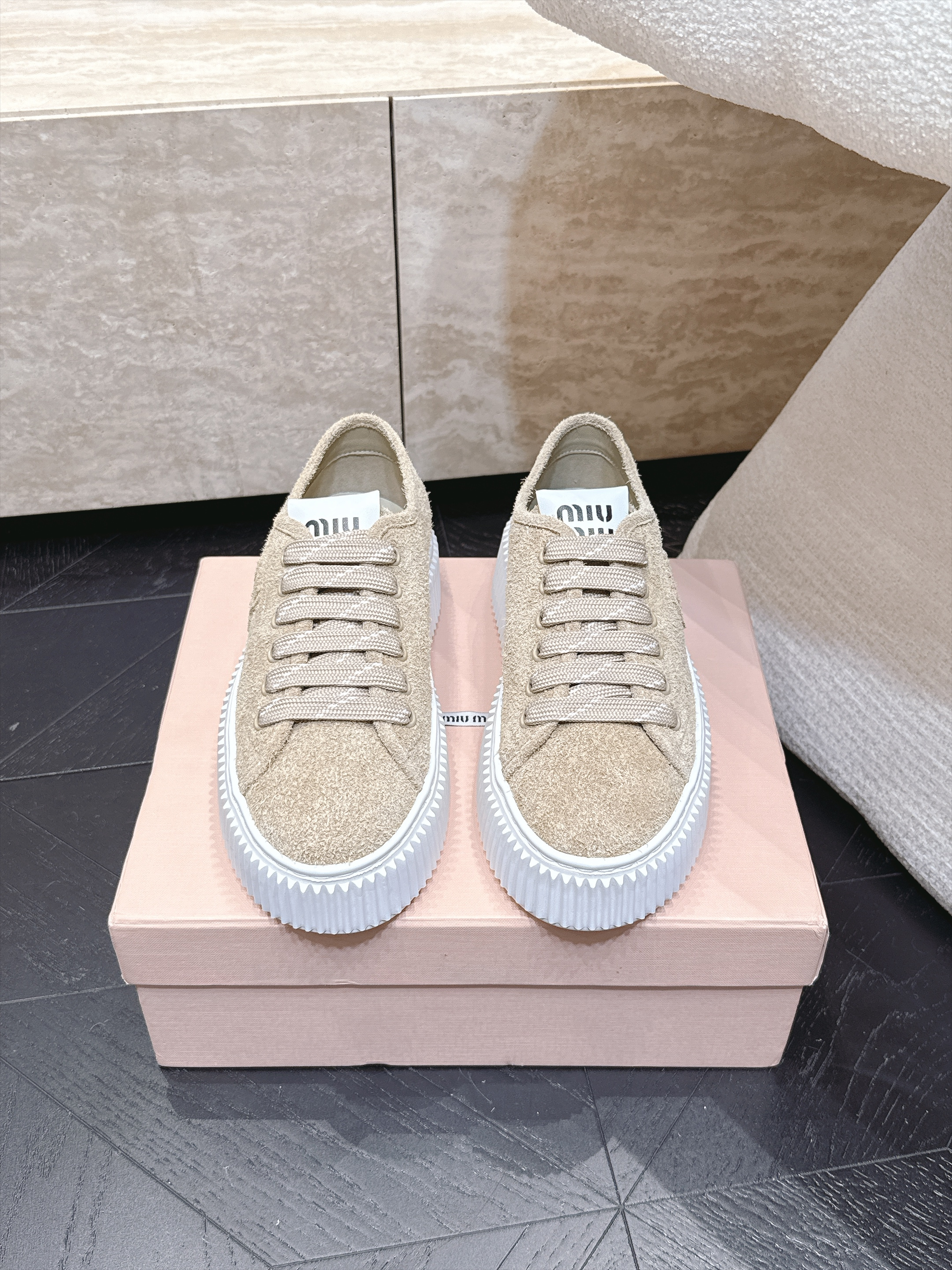 Miumiu 2026新款 厚底饼干鞋 满帮单鞋 最新走秀款，经典升级 舒适度与时髦度并存 每个颜色搭配都好看，设计搭配