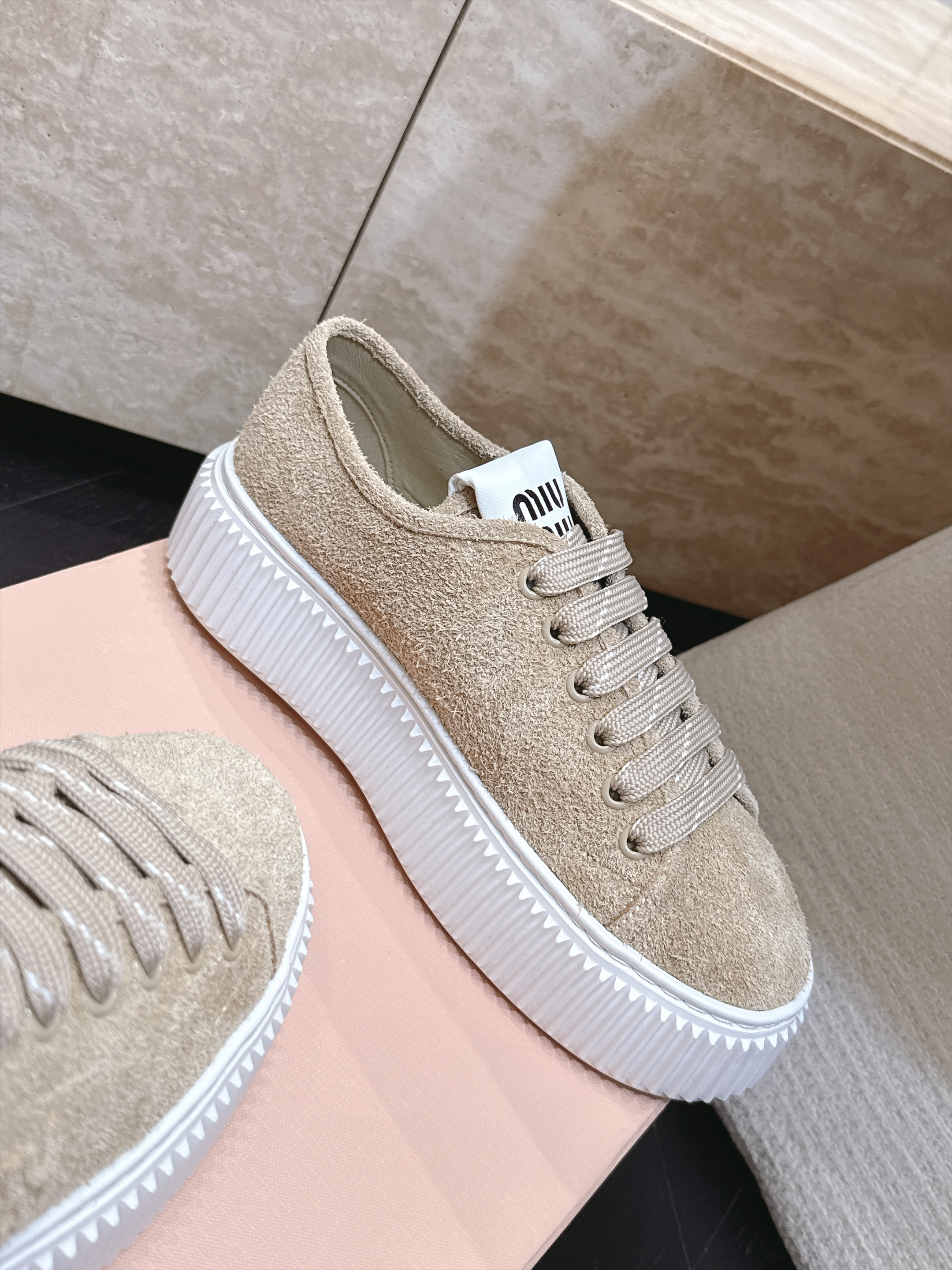 Miumiu 2026新款 厚底饼干鞋 满帮单鞋 最新走秀款,经典升级 舒适度与时髦度并存 每个颜色搭配都好看,设计搭配 Miumiu 2026新款 厚底饼干鞋 满帮单鞋 最新走秀款,经典升级 舒适度与时髦度并存 每个颜色搭配都好看,设计搭配