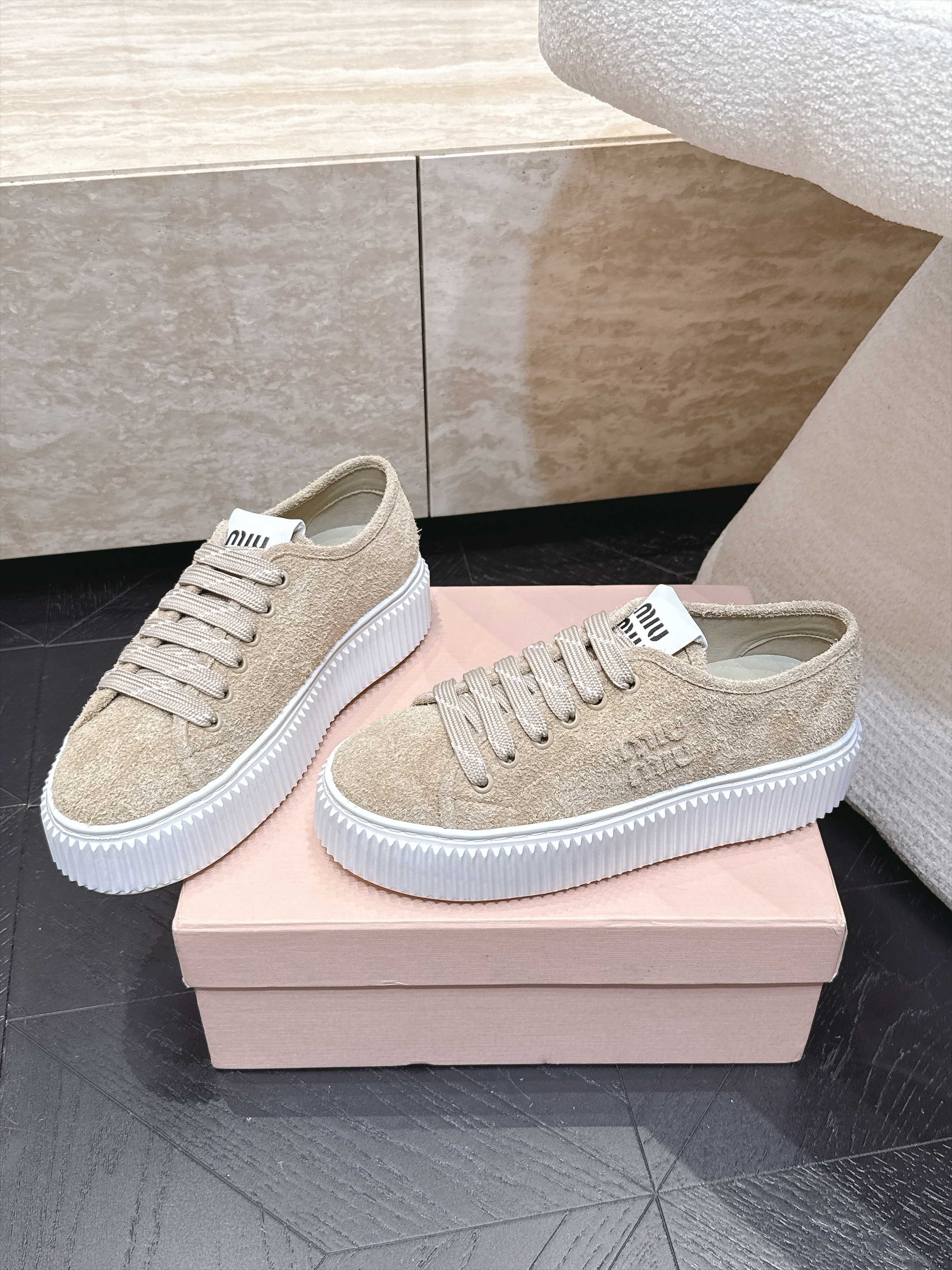Miumiu 2026新款 厚底饼干鞋 满帮单鞋 最新走秀款,经典升级 舒适度与时髦度并存 每个颜色搭配都好看,设计搭配 Miumiu 2026新款 厚底饼干鞋 满帮单鞋 最新走秀款,经典升级 舒适度与时髦度并存 每个颜色搭配都好看,设计搭配