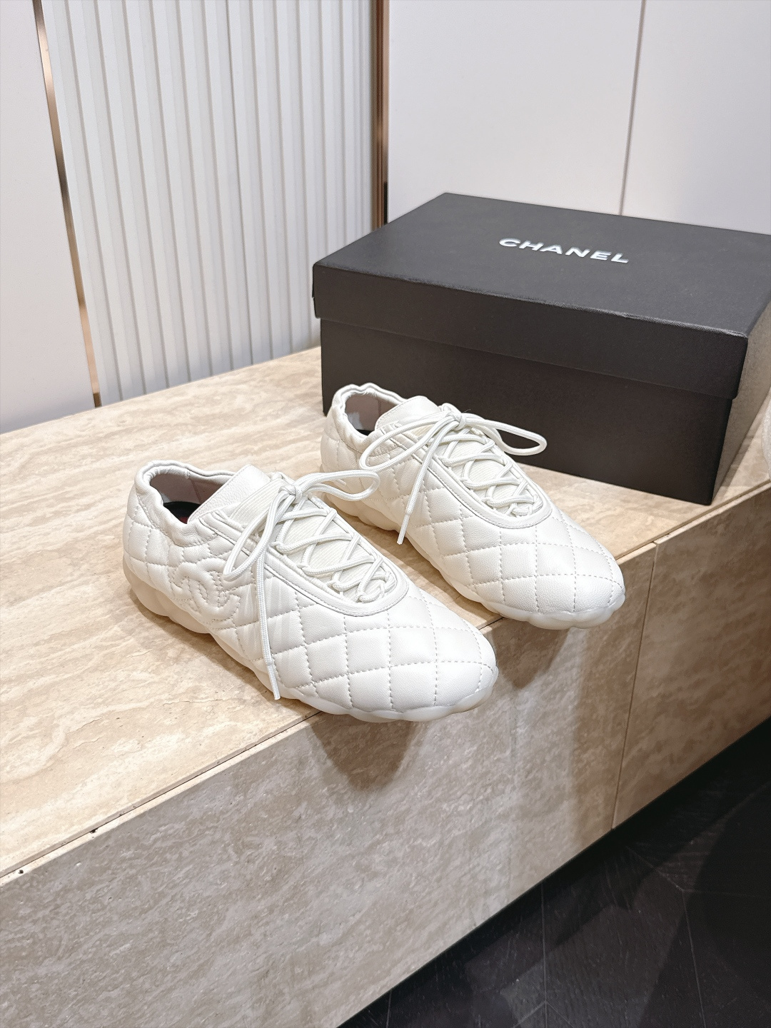 NO:956649,, Chanel CHANEL 26b sneakers, lambskin, diamond pattern, baseball shoes, tennis shoes, black and white, panda color, casual sneakers, original purchase, development, production, Xiaoxiang's latest hidden tennis shoes, soft diamond pattern, soft lambskin with big tongue and classic double C logo, full of retro feel, and the most versatile black and white color scheme, a must-have casual shoe for coco girls, broken stud design on the sole, super soft, original fabric, customized lambskin diamond pattern  Imported custom sheepskin lining, original molded transparent raw rubber outsole, sole thickness 2.5CM Size: 35-39 (40.41 customized, non-returnable), casual shoes/sports shoes, chanel, chanel, sneakers, sheepskin19860909,香奈儿 CHANEL 26b运动鞋 小羊皮 菱格纹 棒球鞋 网球鞋 黑白 熊猫配色 休闲 运动鞋 原版购入开发 做货 小香最新隐藏款网球鞋软菱格纹 柔软小羊皮配搭大鞋舌和经典双C logo满满的复古感又是最最最百搭的黑白配色 coco女孩必入的一款休闲鞋 鞋底碎钉设计 超级柔软 面料原版定制小羊皮菱格纹 内里进口定制羊皮 鞋底原版开模透明生胶大底 底厚2.5CM Size:35-39(40.41定制不退换),休闲鞋/运动鞋,chanel,chanel,sneakers,sheepskin,Women's Shoes