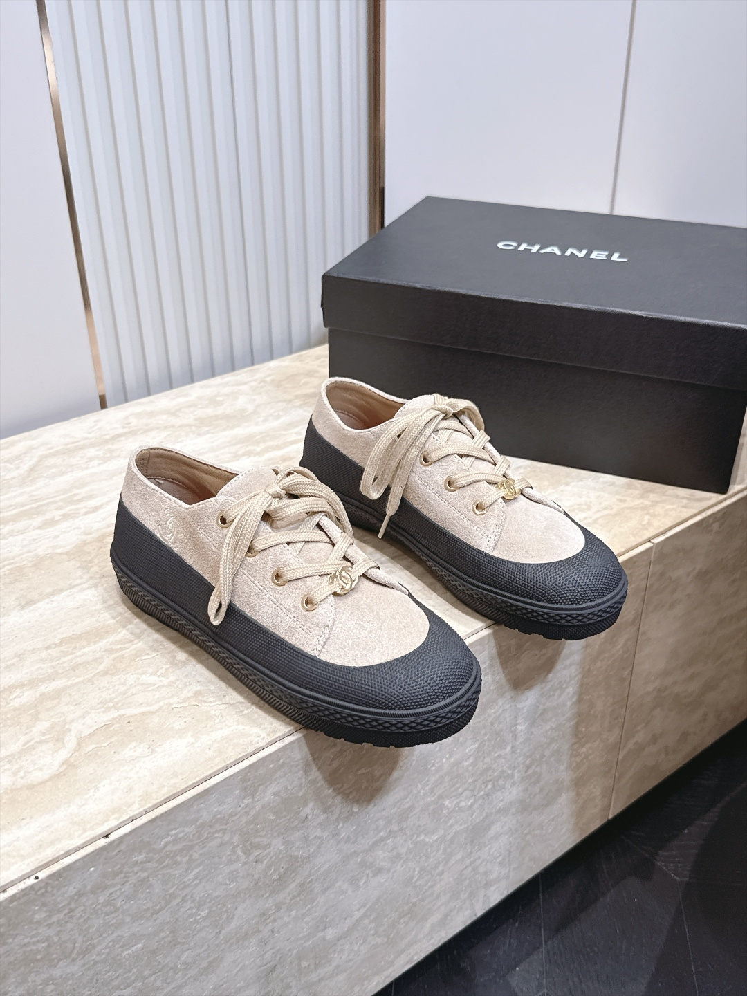 NO:956660,Chanel Chanel 26B new sports shoes, Forrest Gump shoes, moral training shoes, the version is super slim and slimming, they look so handsome when worn, and they make you full of aura ~ Two high-end and durable colors, perfect for daily casual and travel wear. They look great with jeans, casual pants, skirts, and sweatshirts. Both appearance and comfort are online. Once you wear them once, you won’t want to take them off, and you will never step into trouble if you close your eyes. These versatile and fairy casual shoes are a must-have for spring and summer!  Cowhide original outsole, size 35-40, casual shoes/sports shoes, chanel, chanel, sneakers, hoodie, sweatshirts, skirts, jeans, cowhide19860909香奈儿Chanel 26B新款 运动鞋 阿甘鞋 德训鞋 版型超正显脚瘦,穿起来帅炸了,气场直接拉满～ 两个个高级耐看配色,日常休闲、出游穿搭都超合适, 配牛仔裤、休闲裤、半身裙、卫衣都超好看, 颜值与舒适度双双在线, 穿过一次就不想脱,闭眼入不踩雷, 春夏必备的百搭神仙休闲鞋！ 牛皮 原版大底 码数35-40,休闲鞋/运动鞋,chanel,chanel,sneakers,hoodie,sweatshirts,skirts,jeans,cowhide,Women's Shoes