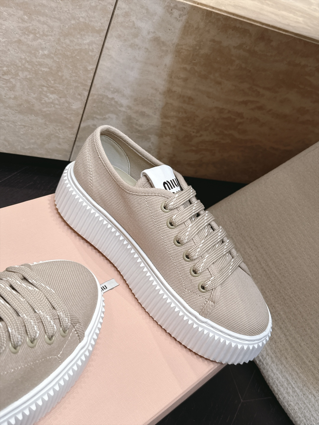 Miumiu 2026新款 厚底饼干鞋 满帮单鞋 最新走秀款,经典升级 舒适度与时髦度并存 每个颜色搭配都好看,设计搭配 Miumiu 2026新款 厚底饼干鞋 满帮单鞋 最新走秀款,经典升级 舒适度与时髦度并存 每个颜色搭配都好看,设计搭配