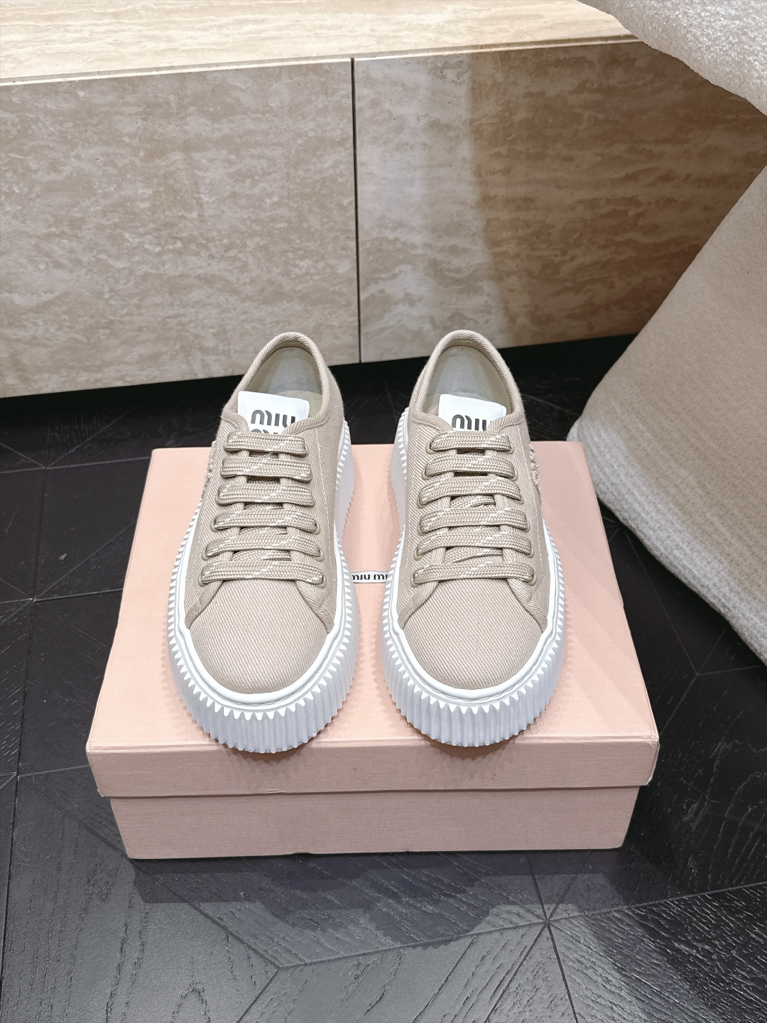 Miumiu 2026新款 厚底饼干鞋 满帮单鞋 最新走秀款，经典升级 舒适度与时髦度并存 每个颜色搭配都好看，设计搭配