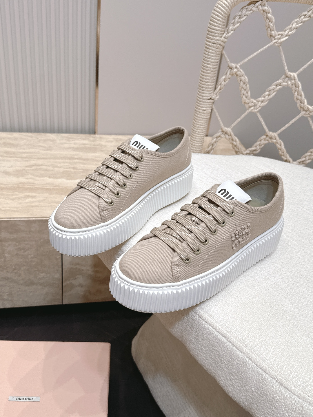 Miumiu 2026新款 厚底饼干鞋 满帮单鞋 最新走秀款,经典升级 舒适度与时髦度并存 每个颜色搭配都好看,设计搭配 Miumiu 2026新款 厚底饼干鞋 满帮单鞋 最新走秀款,经典升级 舒适度与时髦度并存 每个颜色搭配都好看,设计搭配