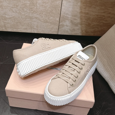 Miumiu 2026新款 厚底饼干鞋 满帮单鞋 最新走秀款,经典升级 舒适度与时髦度并存 每个颜色搭配都好看,设计搭配 Miumiu 2026新款 厚底饼干鞋 满帮单鞋 最新走秀款,经典升级 舒适度与时髦度并存 每个颜色搭配都好看,设计搭配