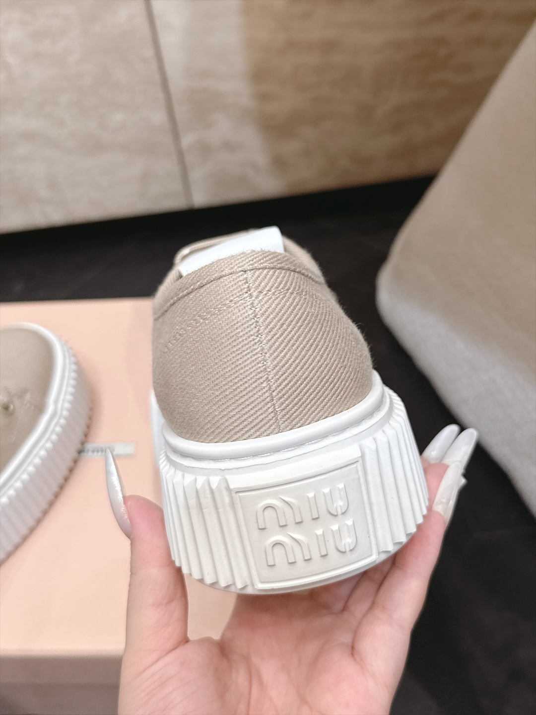 Miumiu 2026新款 厚底饼干鞋 满帮单鞋 最新走秀款,经典升级 舒适度与时髦度并存 每个颜色搭配都好看,设计搭配 Miumiu 2026新款 厚底饼干鞋 满帮单鞋 最新走秀款,经典升级 舒适度与时髦度并存 每个颜色搭配都好看,设计搭配