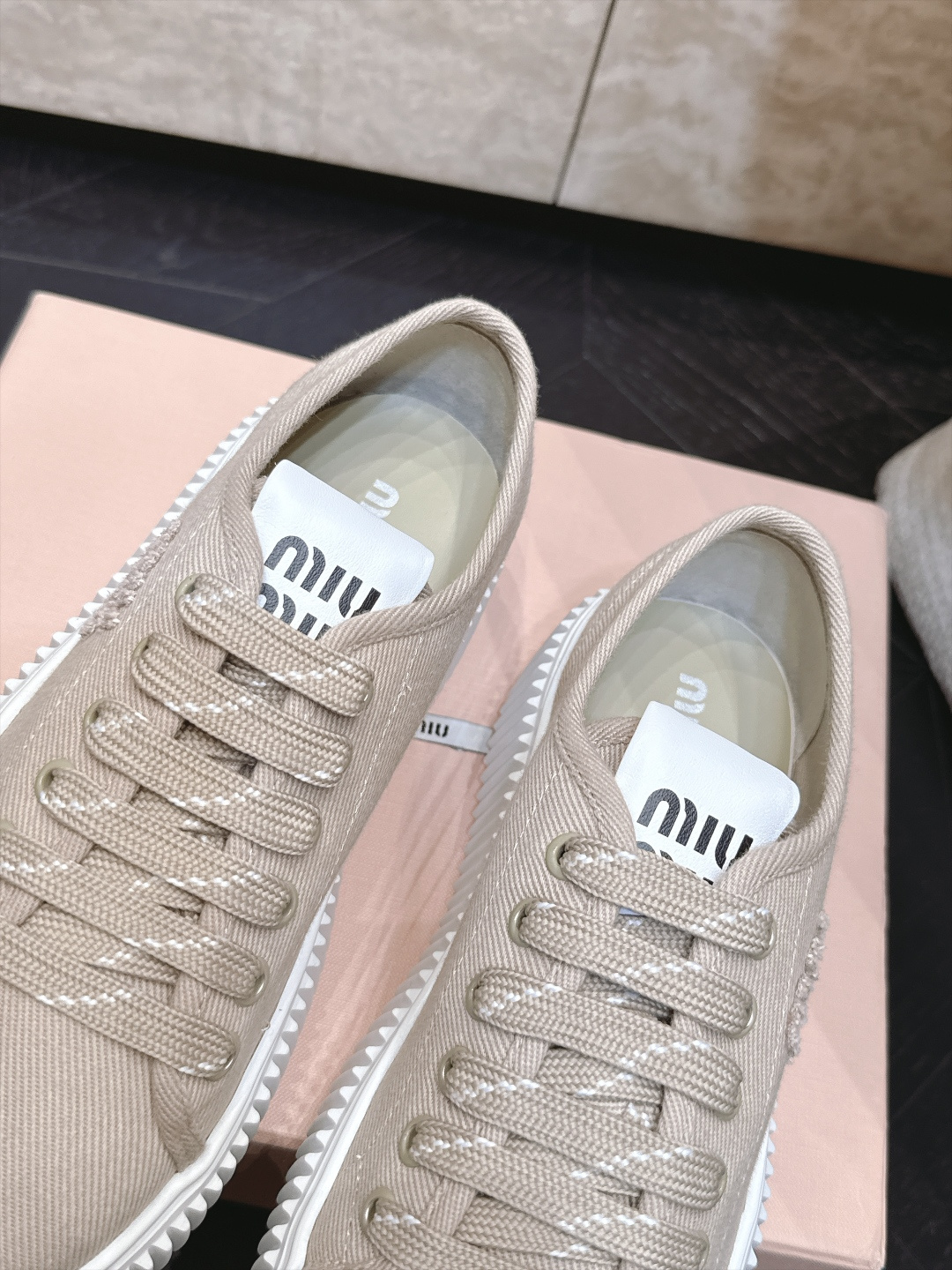 Miumiu 2026新款 厚底饼干鞋 满帮单鞋 最新走秀款,经典升级 舒适度与时髦度并存 每个颜色搭配都好看,设计搭配 Miumiu 2026新款 厚底饼干鞋 满帮单鞋 最新走秀款,经典升级 舒适度与时髦度并存 每个颜色搭配都好看,设计搭配