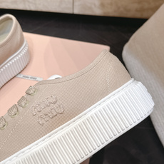 Miumiu 2026新款 厚底饼干鞋 满帮单鞋 最新走秀款,经典升级 舒适度与时髦度并存 每个颜色搭配都好看,设计搭配 Miumiu 2026新款 厚底饼干鞋 满帮单鞋 最新走秀款,经典升级 舒适度与时髦度并存 每个颜色搭配都好看,设计搭配