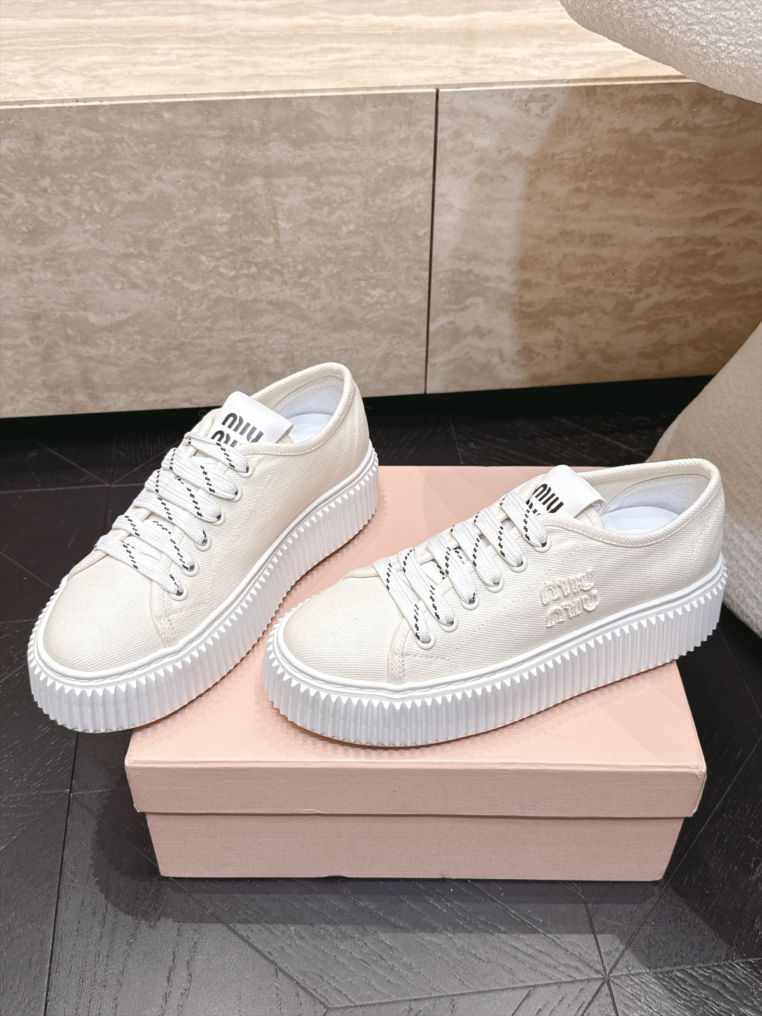 Miumiu 2026新款 厚底饼干鞋 满帮单鞋 最新走秀款,经典升级 舒适度与时髦度并存 每个颜色搭配都好看,设计搭配 Miumiu 2026新款 厚底饼干鞋 满帮单鞋 最新走秀款,经典升级 舒适度与时髦度并存 每个颜色搭配都好看,设计搭配