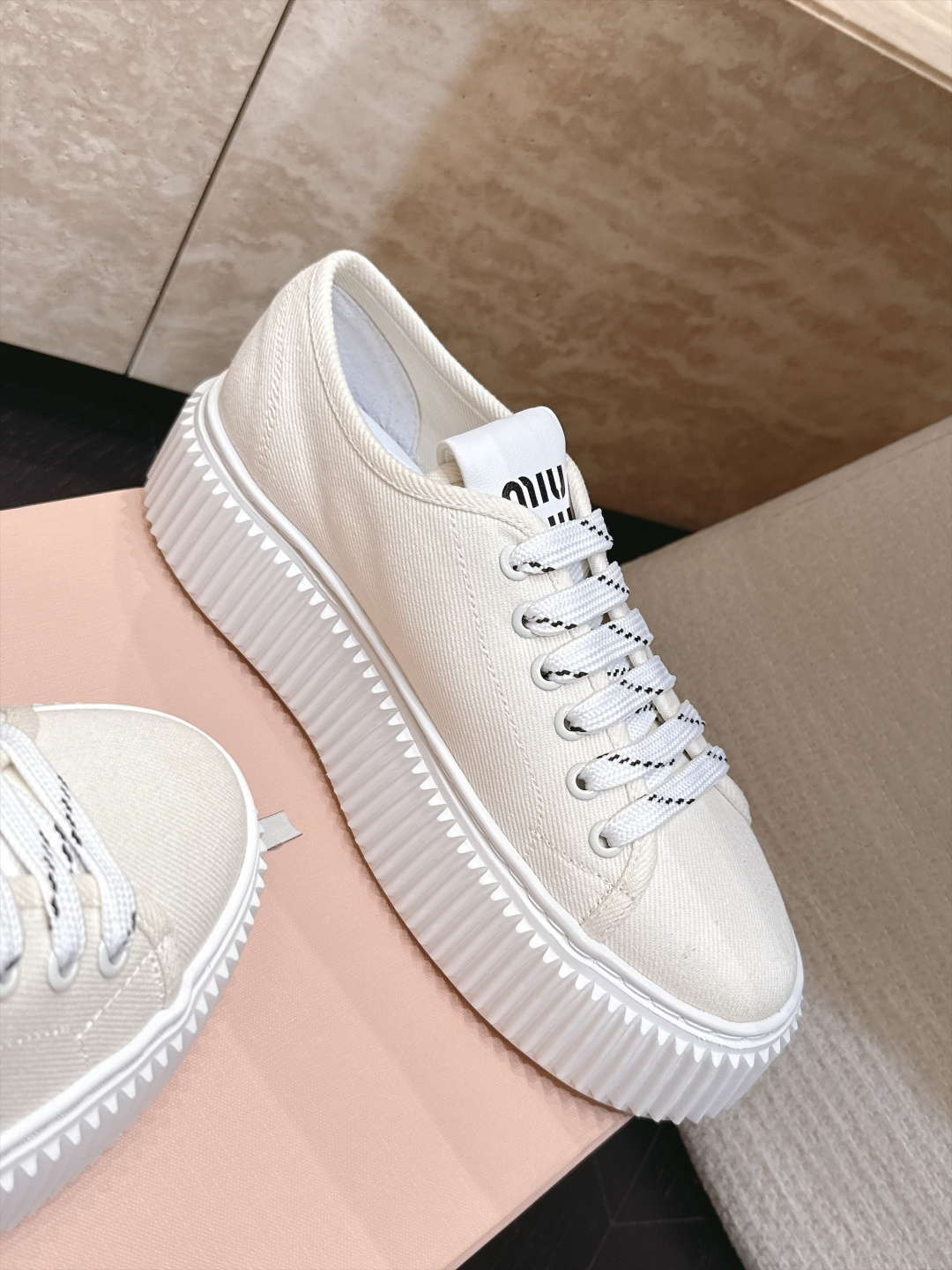 Miumiu 2026新款 厚底饼干鞋 满帮单鞋 最新走秀款,经典升级 舒适度与时髦度并存 每个颜色搭配都好看,设计搭配 Miumiu 2026新款 厚底饼干鞋 满帮单鞋 最新走秀款,经典升级 舒适度与时髦度并存 每个颜色搭配都好看,设计搭配