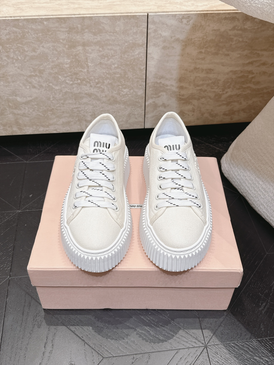 Miumiu 2026新款 厚底饼干鞋 满帮单鞋 最新走秀款，经典升级 舒适度与时髦度并存 每个颜色搭配都好看，设计搭配