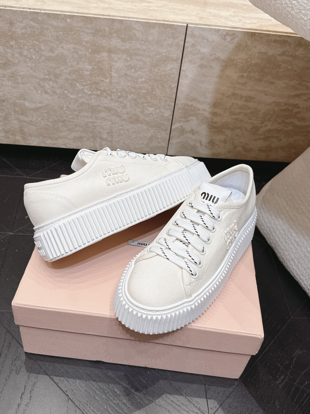 Miumiu 2026新款 厚底饼干鞋 满帮单鞋 最新走秀款,经典升级 舒适度与时髦度并存 每个颜色搭配都好看,设计搭配 Miumiu 2026新款 厚底饼干鞋 满帮单鞋 最新走秀款,经典升级 舒适度与时髦度并存 每个颜色搭配都好看,设计搭配