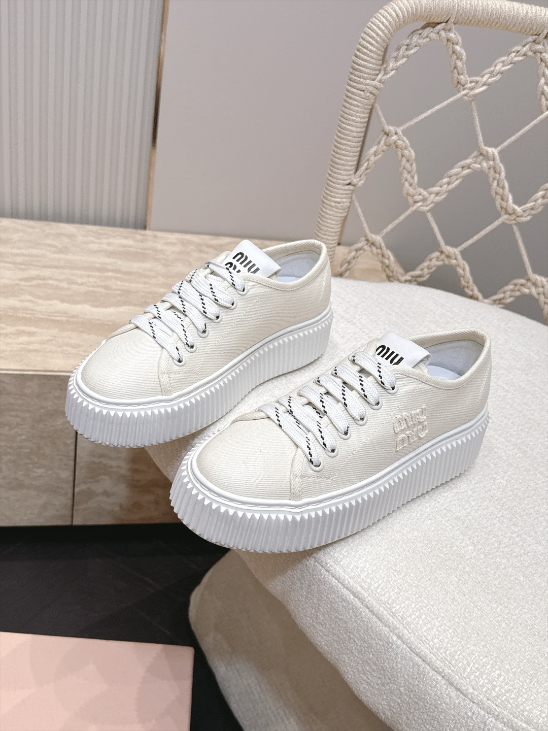 Miumiu 2026新款 厚底饼干鞋 满帮单鞋 最新走秀款,经典升级 舒适度与时髦度并存 每个颜色搭配都好看,设计搭配 Miumiu 2026新款 厚底饼干鞋 满帮单鞋 最新走秀款,经典升级 舒适度与时髦度并存 每个颜色搭配都好看,设计搭配